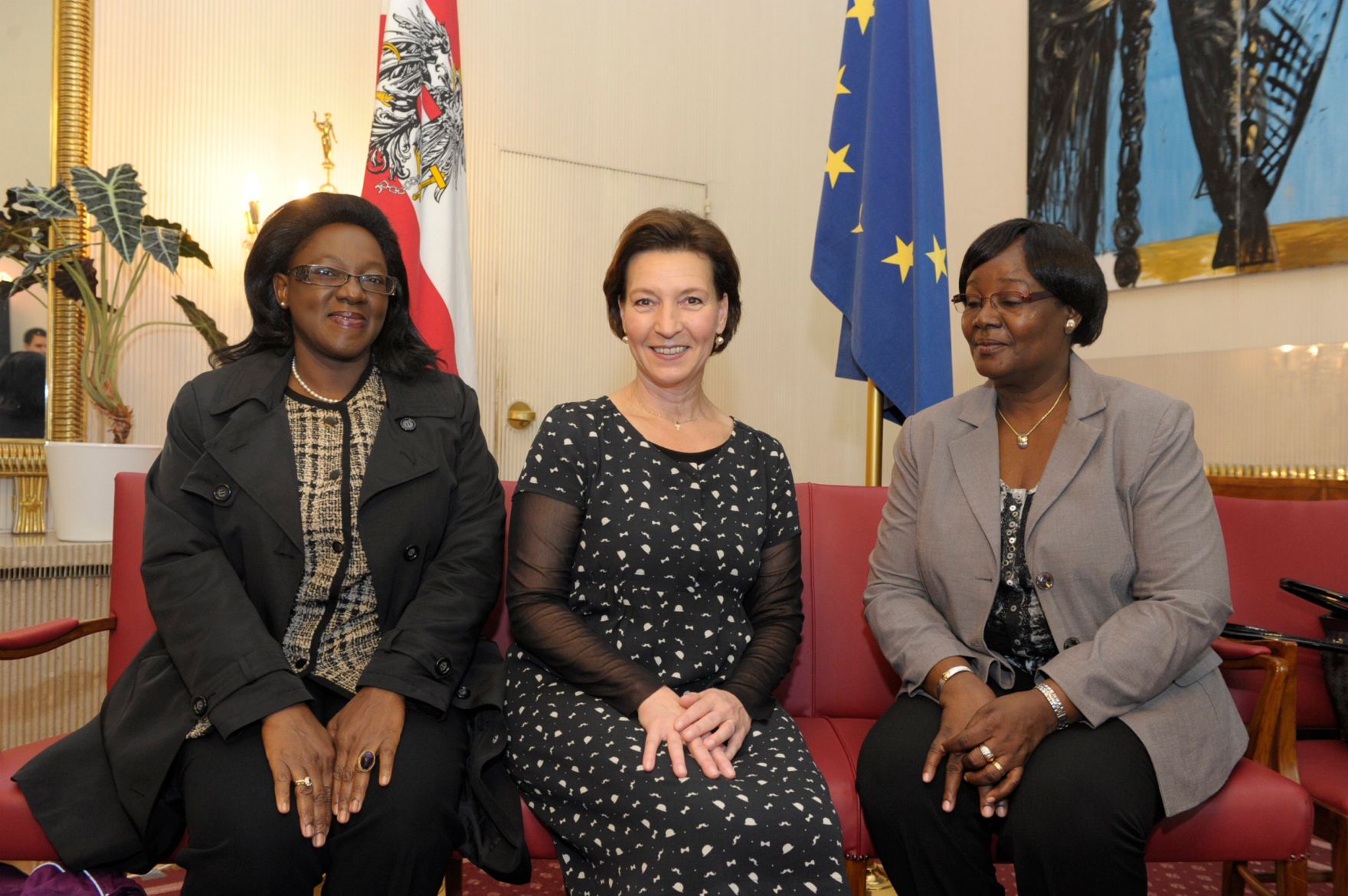Am 26. Oktober 2013 empfing Frauenministerin Gabriele Heinisch-Hosek im Rahmen des Nationalfeiertages Besucherinnen und Besucher im Bundeskanzleramt.