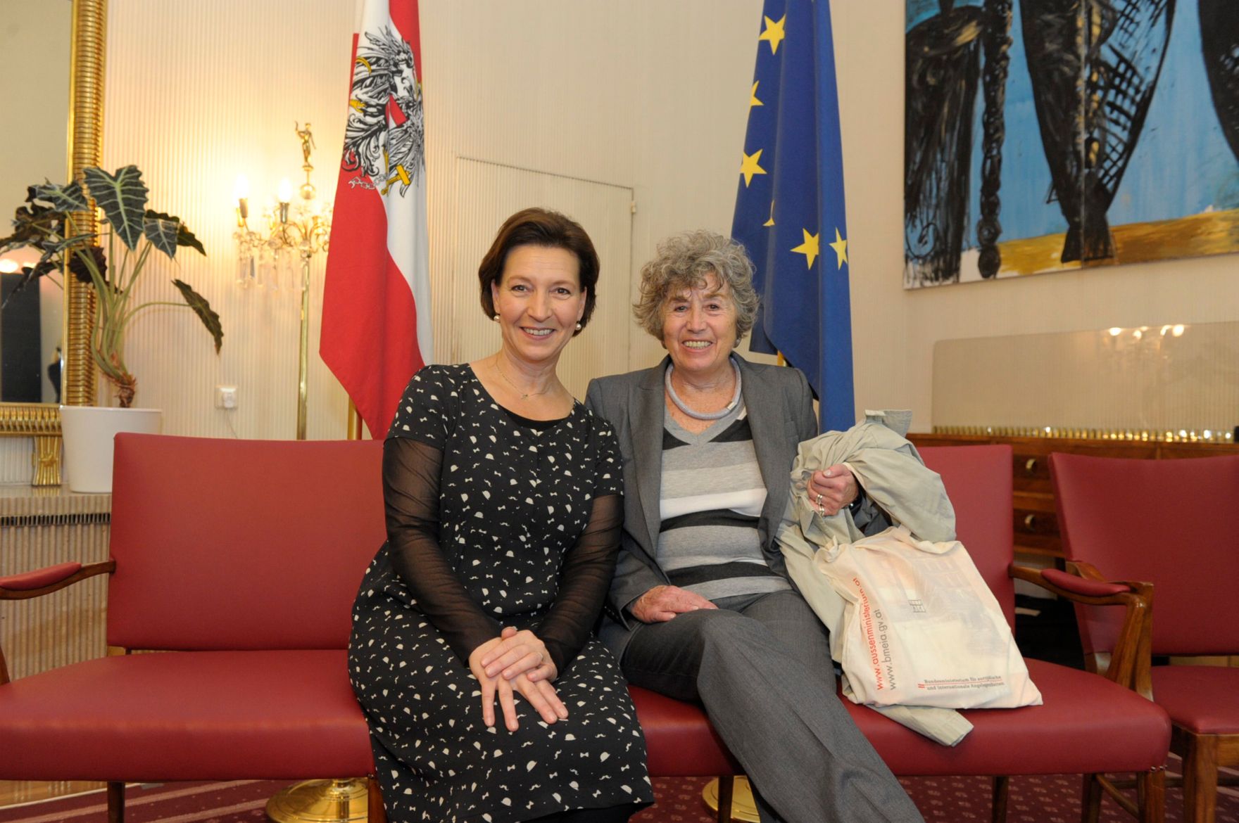 Am 26. Oktober 2013 empfing Frauenministerin Gabriele Heinisch-Hosek im Rahmen des Nationalfeiertages Besucherinnen und Besucher im Bundeskanzleramt.