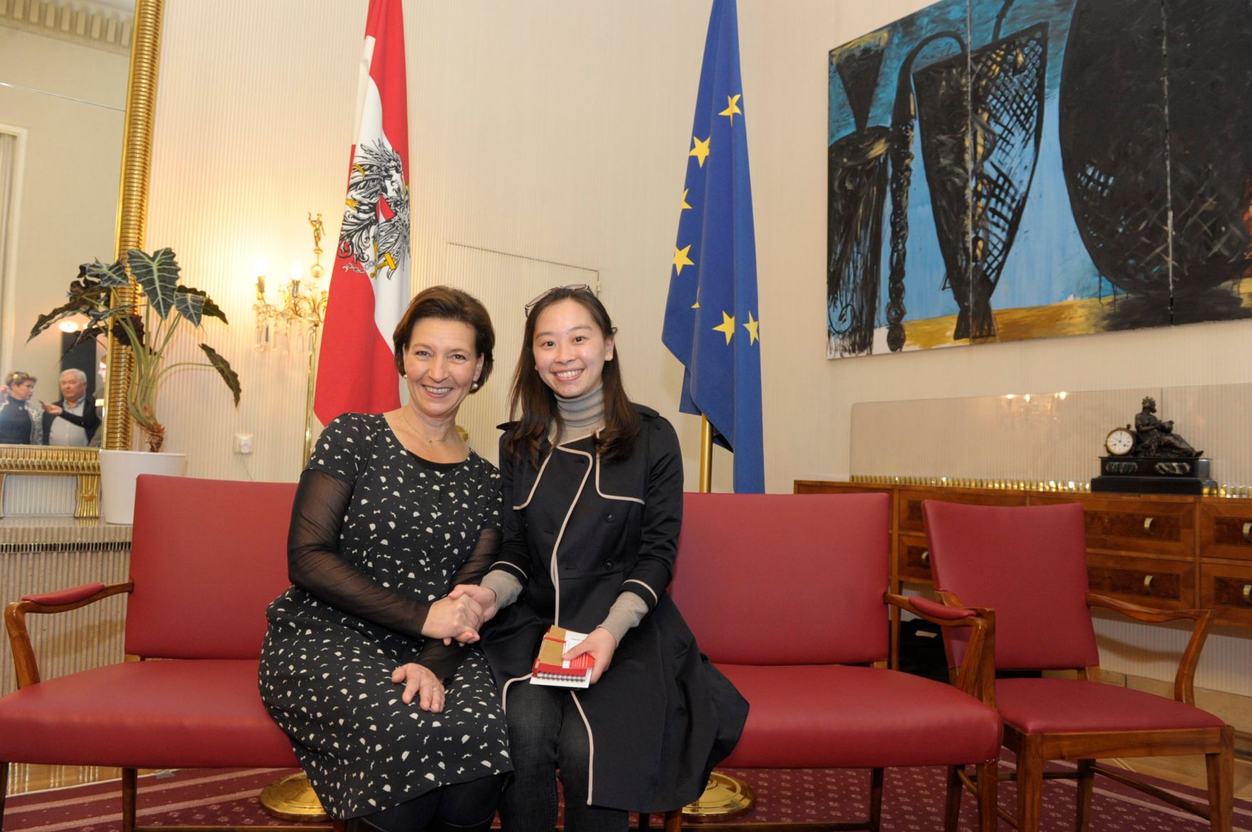 Am 26. Oktober 2013 empfing Frauenministerin Gabriele Heinisch-Hosek im Rahmen des Nationalfeiertages Besucherinnen und Besucher im Bundeskanzleramt.