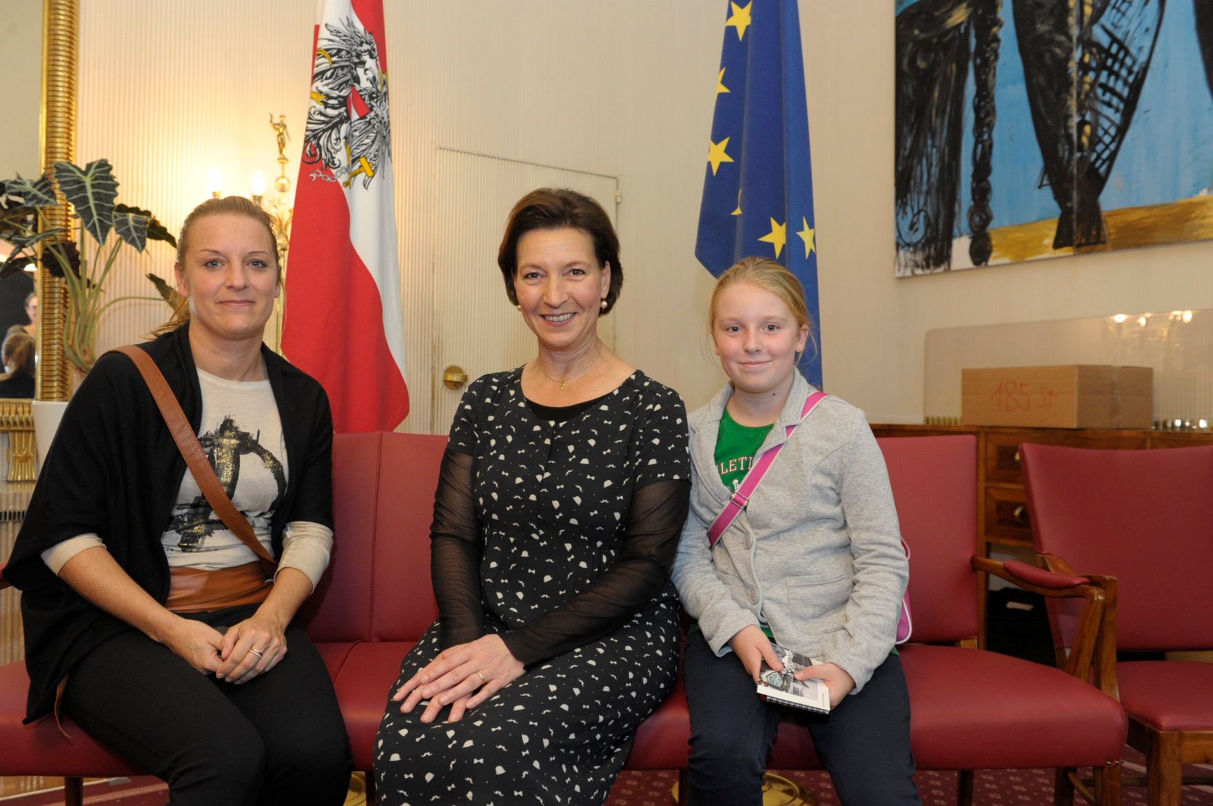 Am 26. Oktober 2013 empfing Frauenministerin Gabriele Heinisch-Hosek im Rahmen des Nationalfeiertages Besucherinnen und Besucher im Bundeskanzleramt.
