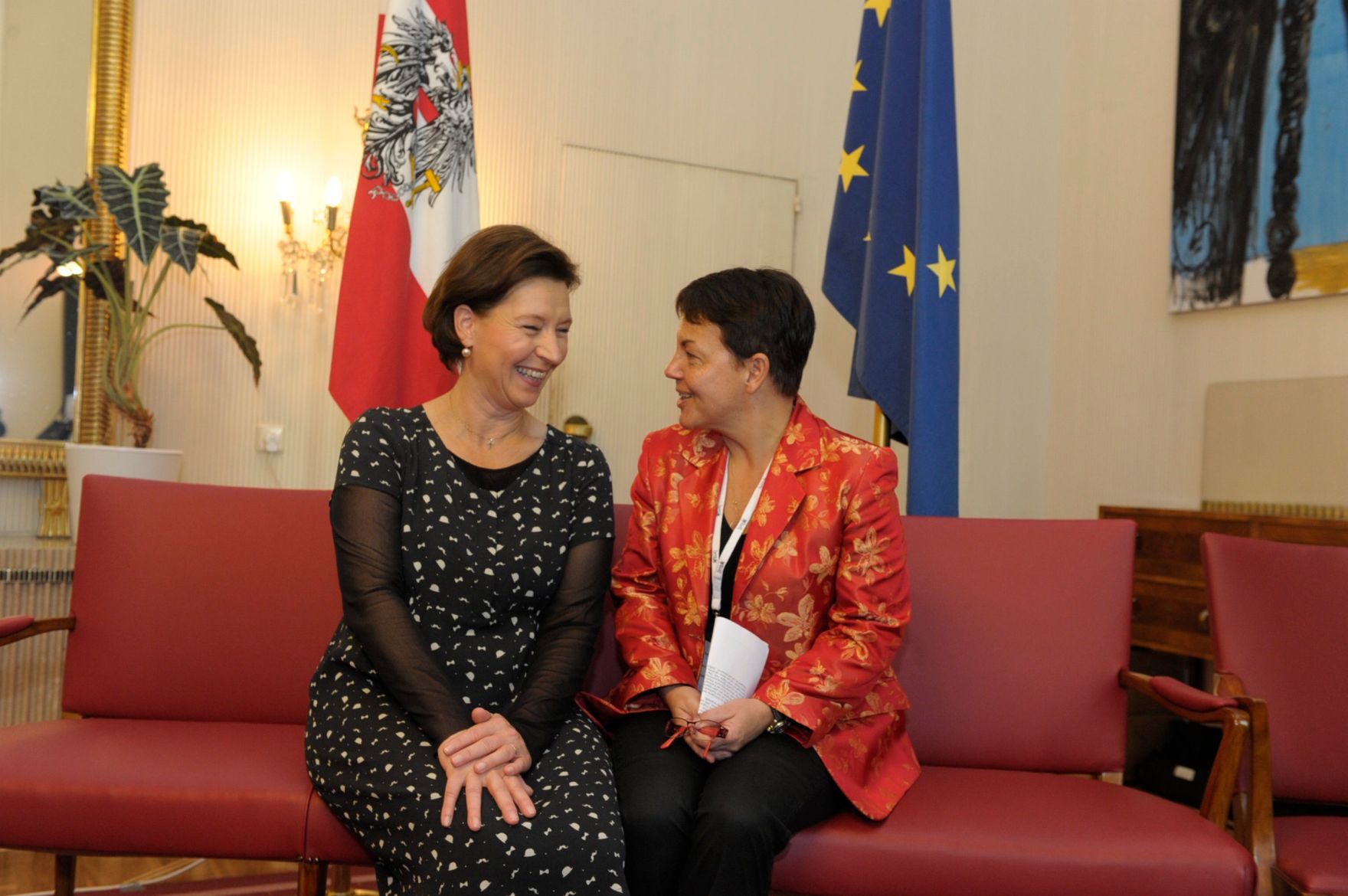 Am 26. Oktober 2013 empfing Frauenministerin Gabriele Heinisch-Hosek im Rahmen des Nationalfeiertages Besucherinnen und Besucher im Bundeskanzleramt.