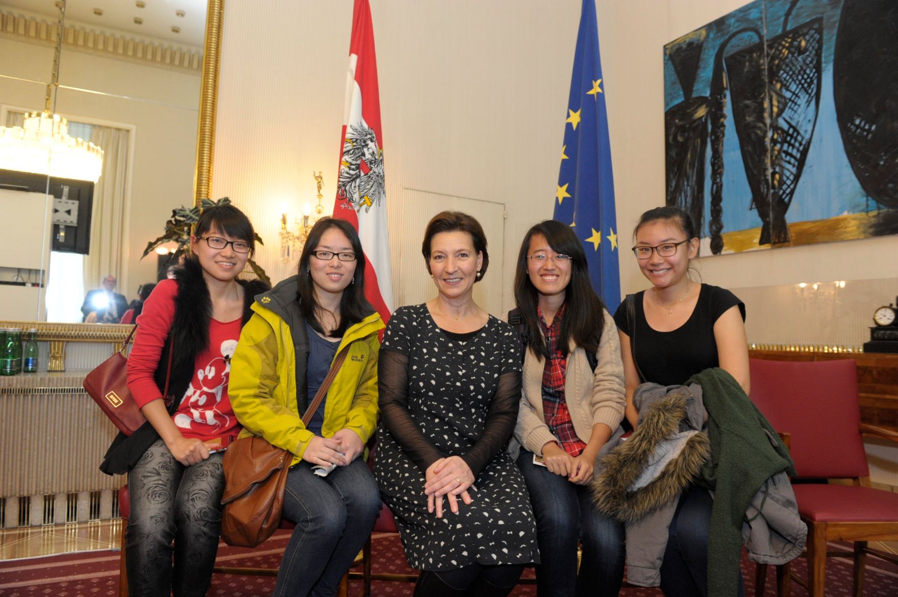 Am 26. Oktober 2013 empfing Frauenministerin Gabriele Heinisch-Hosek im Rahmen des Nationalfeiertages Besucherinnen und Besucher im Bundeskanzleramt.