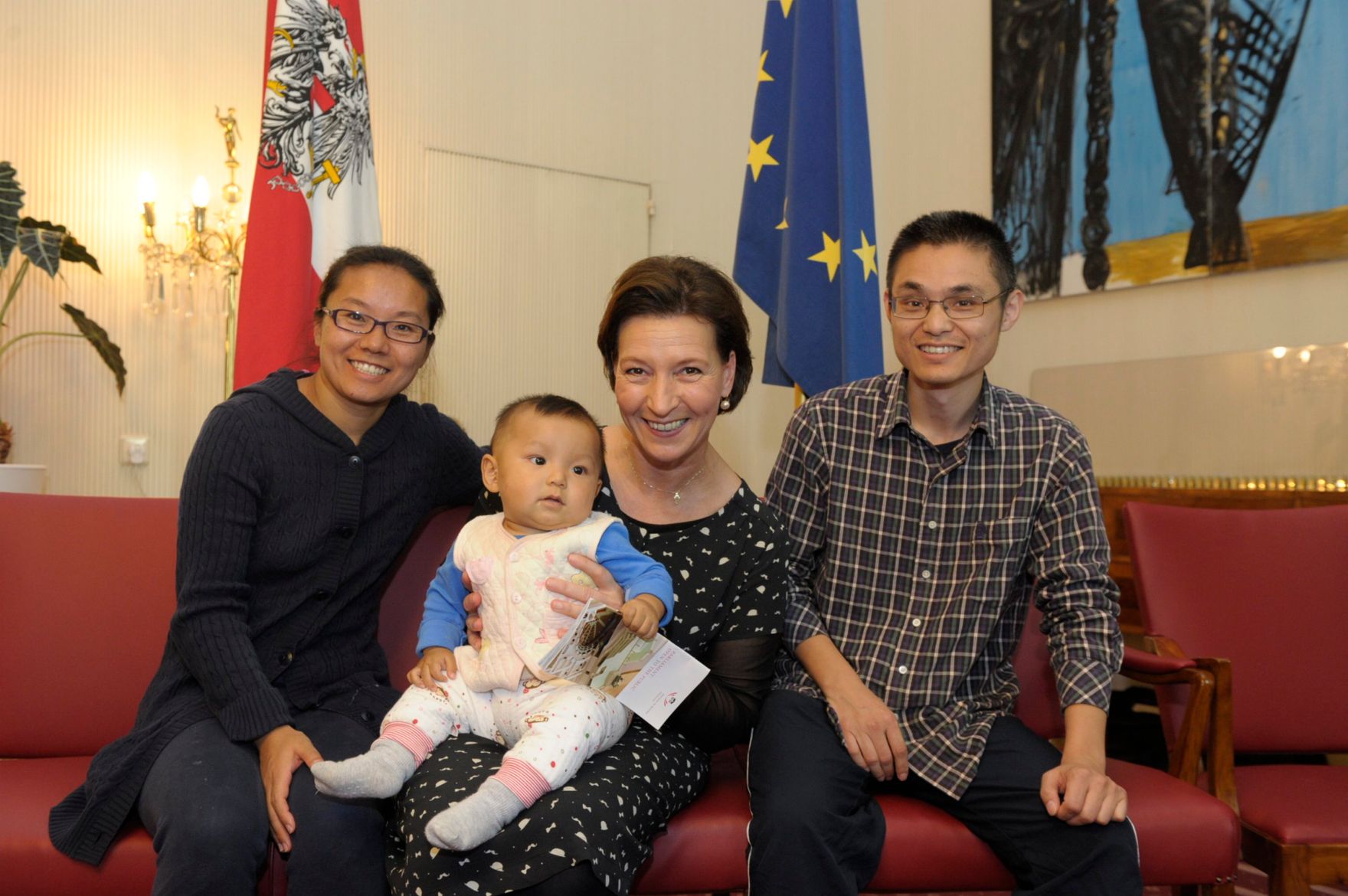 Am 26. Oktober 2013 empfing Frauenministerin Gabriele Heinisch-Hosek im Rahmen des Nationalfeiertages Besucherinnen und Besucher im Bundeskanzleramt.