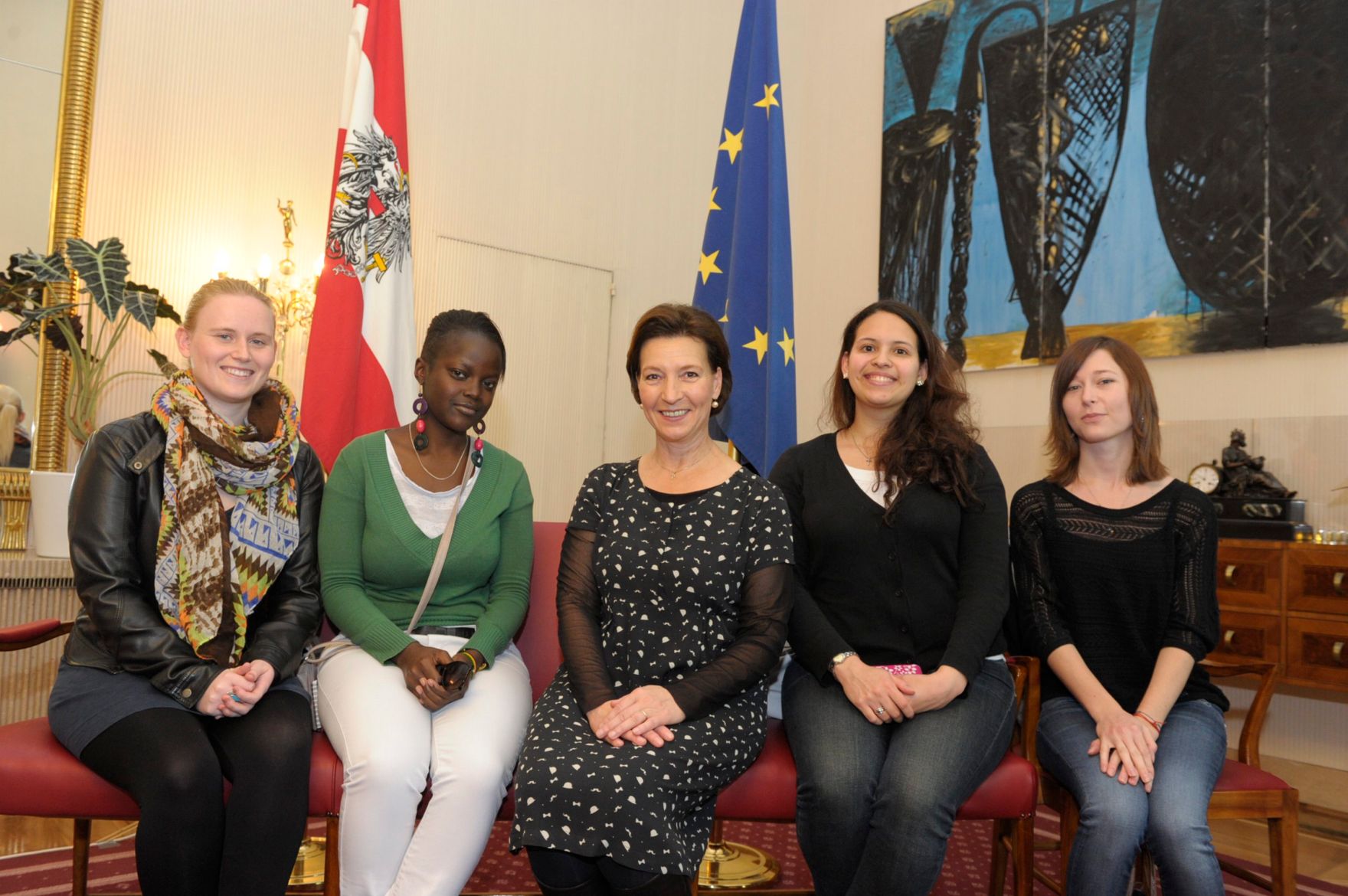 Am 26. Oktober 2013 empfing Frauenministerin Gabriele Heinisch-Hosek im Rahmen des Nationalfeiertages Besucherinnen und Besucher im Bundeskanzleramt.