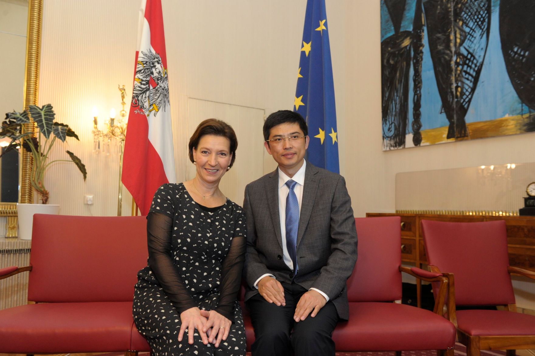 Am 26. Oktober 2013 empfing Frauenministerin Gabriele Heinisch-Hosek im Rahmen des Nationalfeiertages Besucherinnen und Besucher im Bundeskanzleramt.