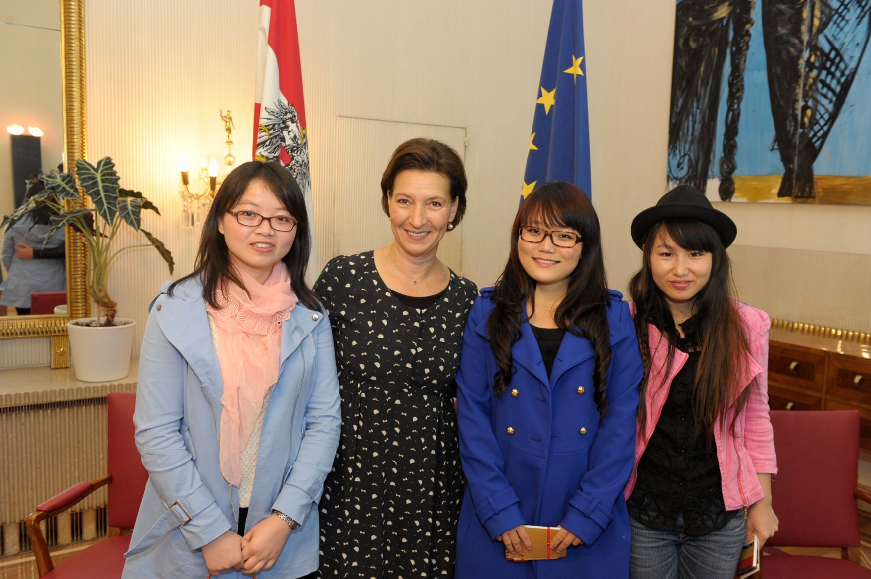 Am 26. Oktober 2013 empfing Frauenministerin Gabriele Heinisch-Hosek im Rahmen des Nationalfeiertages Besucherinnen und Besucher im Bundeskanzleramt.