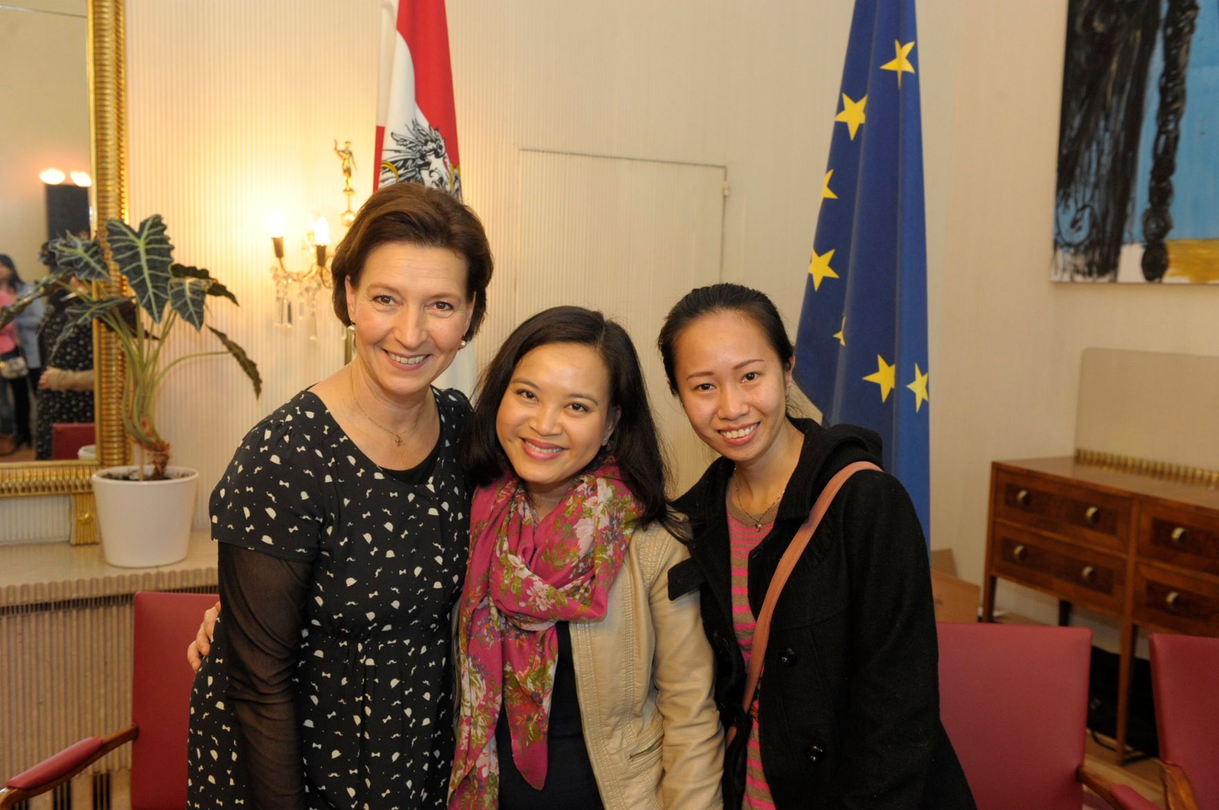 Am 26. Oktober 2013 empfing Frauenministerin Gabriele Heinisch-Hosek im Rahmen des Nationalfeiertages Besucherinnen und Besucher im Bundeskanzleramt.