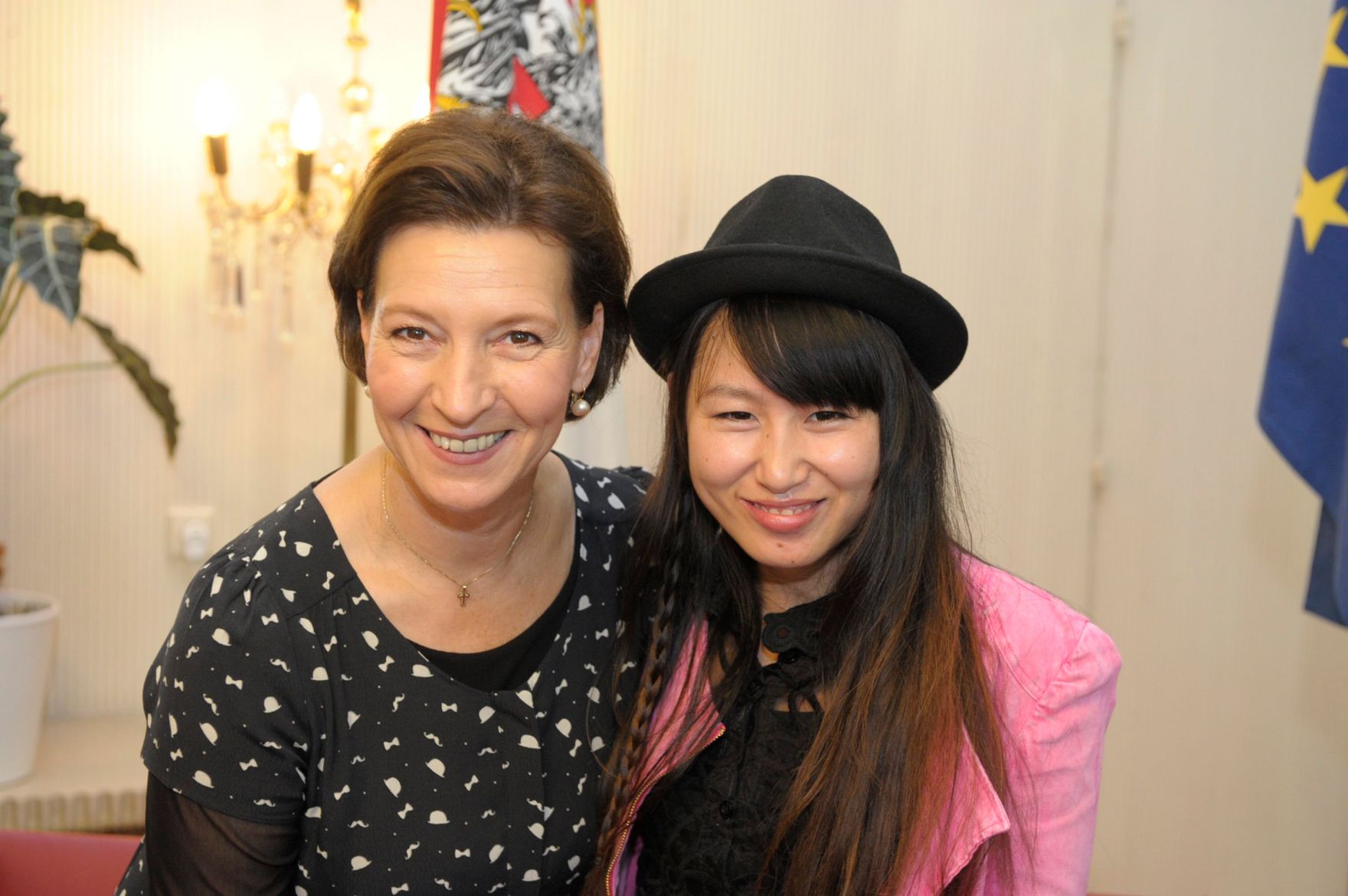 Am 26. Oktober 2013 empfing Frauenministerin Gabriele Heinisch-Hosek im Rahmen des Nationalfeiertages Besucherinnen und Besucher im Bundeskanzleramt.