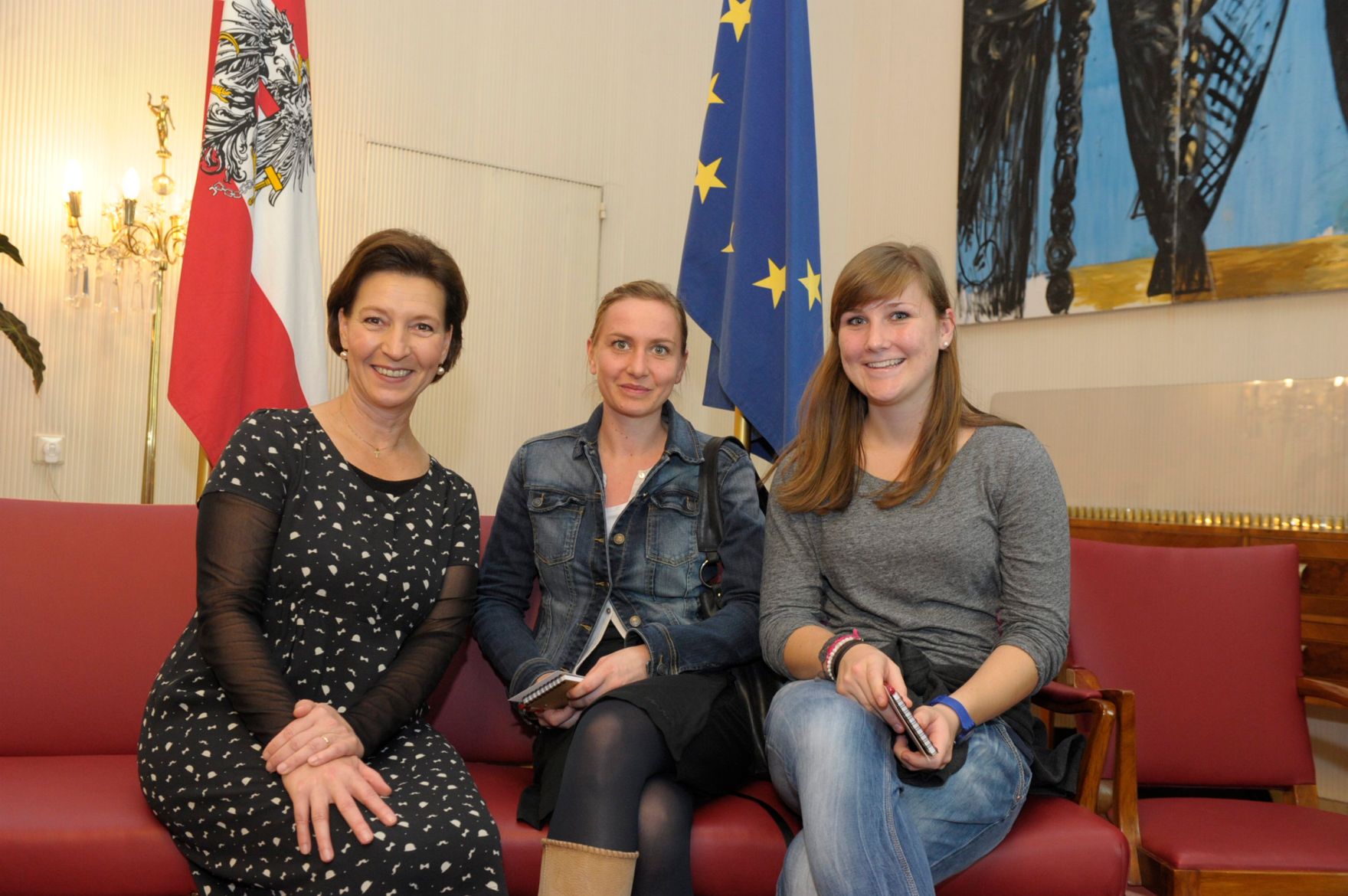 Am 26. Oktober 2013 empfing Frauenministerin Gabriele Heinisch-Hosek im Rahmen des Nationalfeiertages Besucherinnen und Besucher im Bundeskanzleramt.