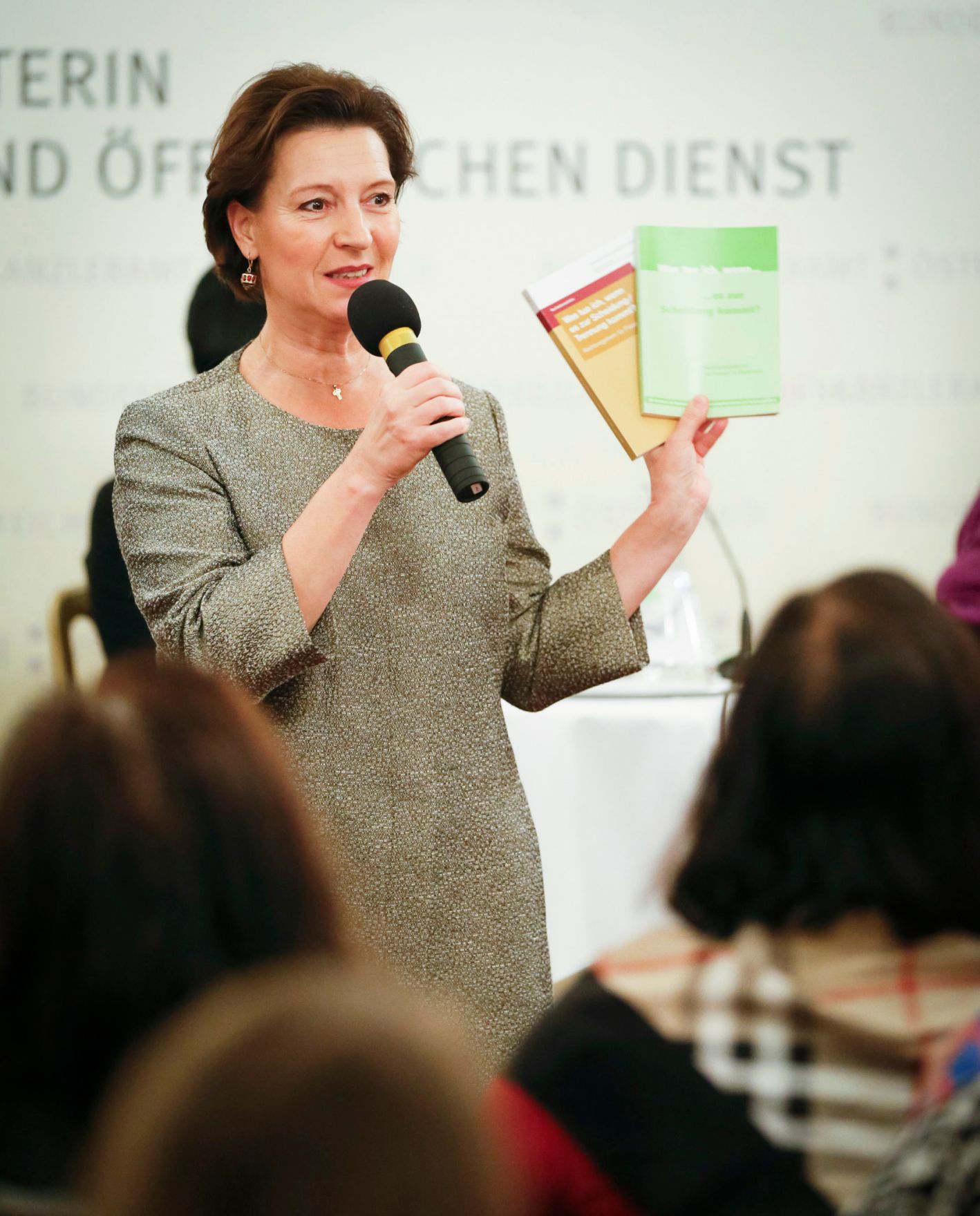 Am 30. November 2013 besuchte Frauenministerin Gabriele Heinisch-Hosek (im Bild) die Veranstaltung Pr&auml;sentation der Rechtsratgeberin &quot;Was tun wenn es zur Scheidung/Trennung kommt&lsquo;&quot; mit der Autorin Helene Klaar im Frauenministerium.