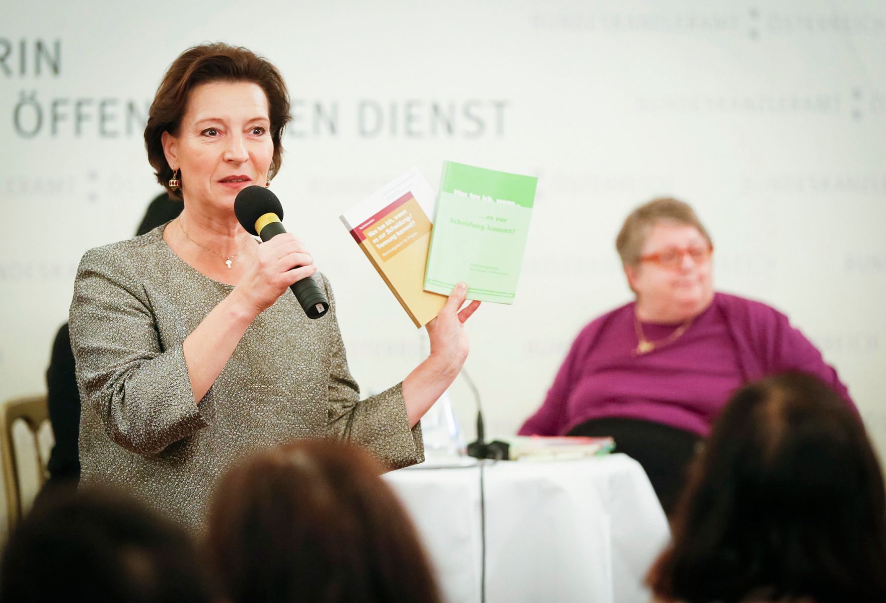 Am 30. November 2013 besuchte Frauenministerin Gabriele Heinisch-Hosek (l.) die Veranstaltung Pr&auml;sentation der Rechtsratgeberin &quot;Was tun wenn es zur Scheidung/Trennung kommt&lsquo;&quot; mit der Autorin Helene Klaar (r.) im Frauenministerium.
