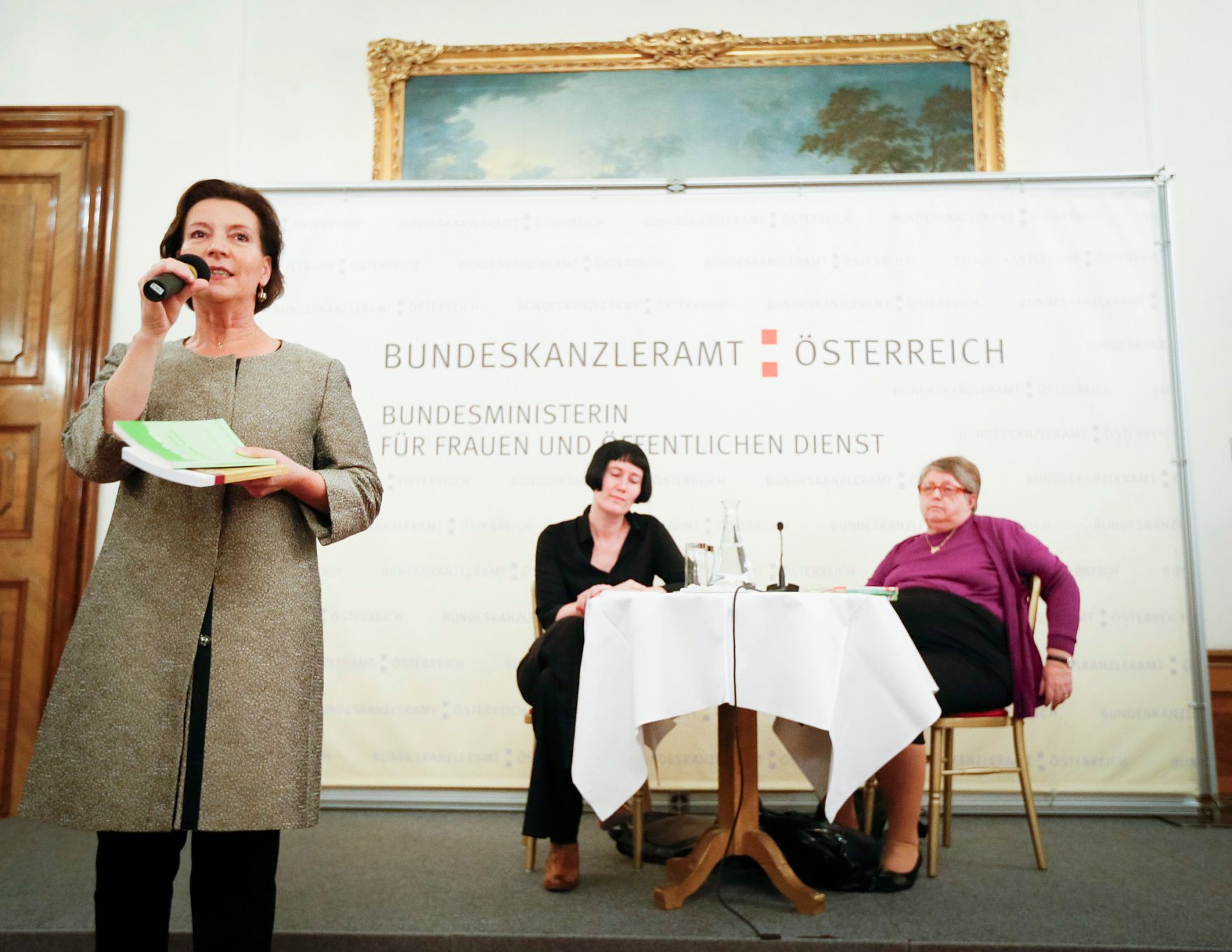 Am 30. November 2013 besuchte Frauenministerin Gabriele Heinisch-Hosek (im Bild) die Veranstaltung Pr&auml;sentation der Rechtsratgeberin &quot;Was tun wenn es zur Scheidung/Trennung kommt&lsquo;&quot; mit der Autorin Helene Klaar im Frauenministerium.