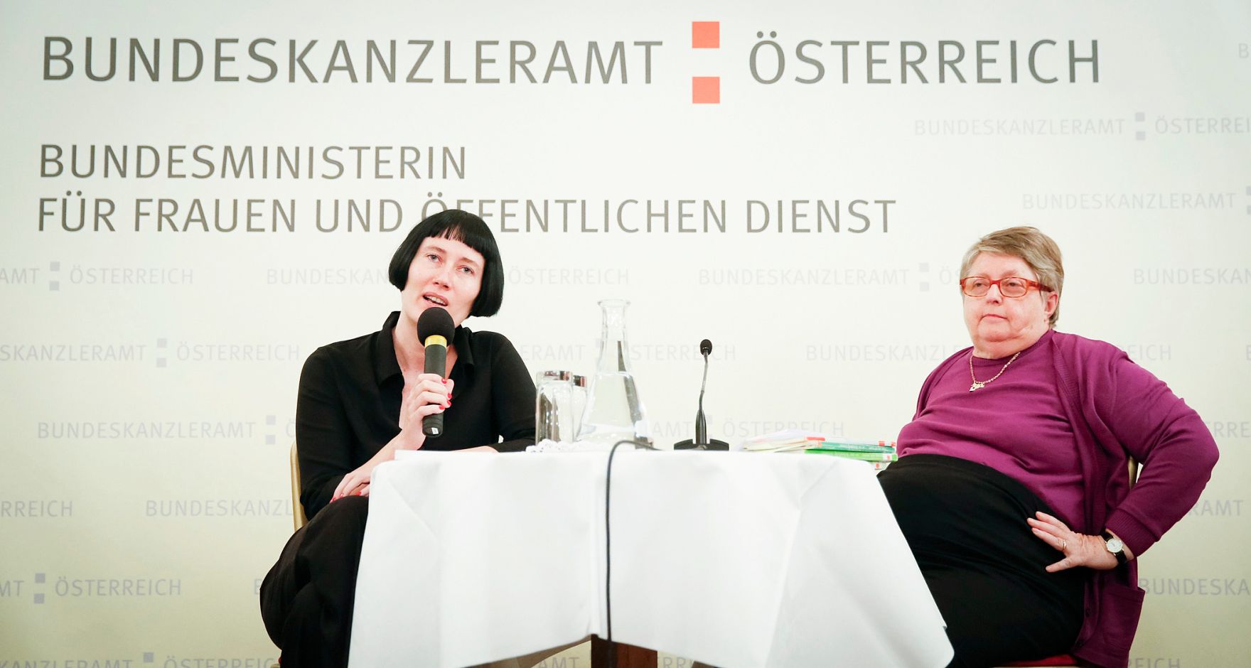 Am 30. November 2013 besuchte Frauenministerin Gabriele Heinisch-Hosek die Veranstaltung Pr&auml;sentation der Rechtsratgeberin &quot;Was tun wenn es zur Scheidung/Trennung kommt&lsquo;&quot; mit der Autorin Helene Klaar im Frauenministerium.