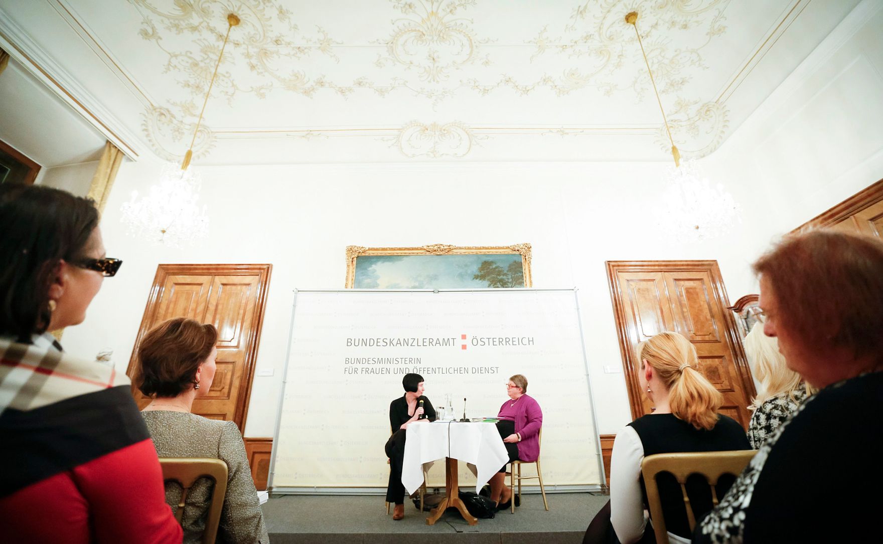 Am 30. November 2013 besuchte Frauenministerin Gabriele Heinisch-Hosek die Veranstaltung Pr&auml;sentation der Rechtsratgeberin &quot;Was tun wenn es zur Scheidung/Trennung kommt&lsquo;&quot; mit der Autorin Helene Klaar im Frauenministerium.