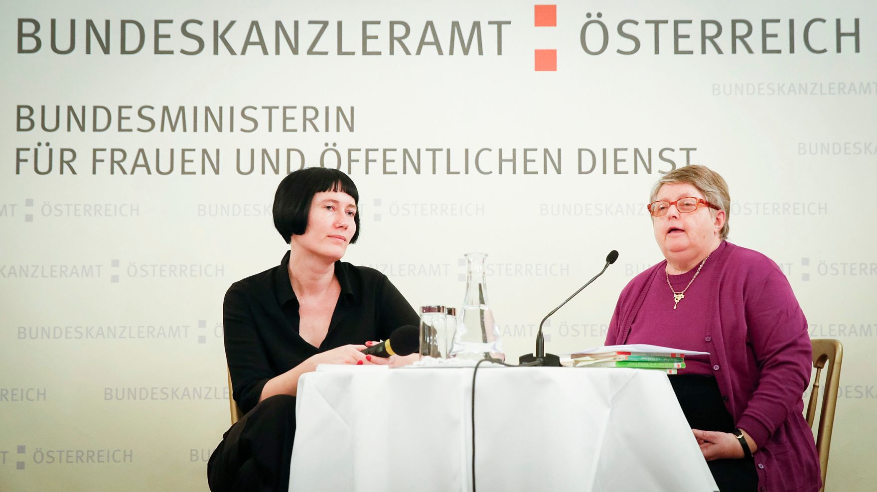 Am 30. November 2013 besuchte Frauenministerin Gabriele Heinisch-Hosek die Veranstaltung Pr&auml;sentation der Rechtsratgeberin &quot;Was tun wenn es zur Scheidung/Trennung kommt&lsquo;&quot; mit der Autorin Helene Klaar im Frauenministerium.