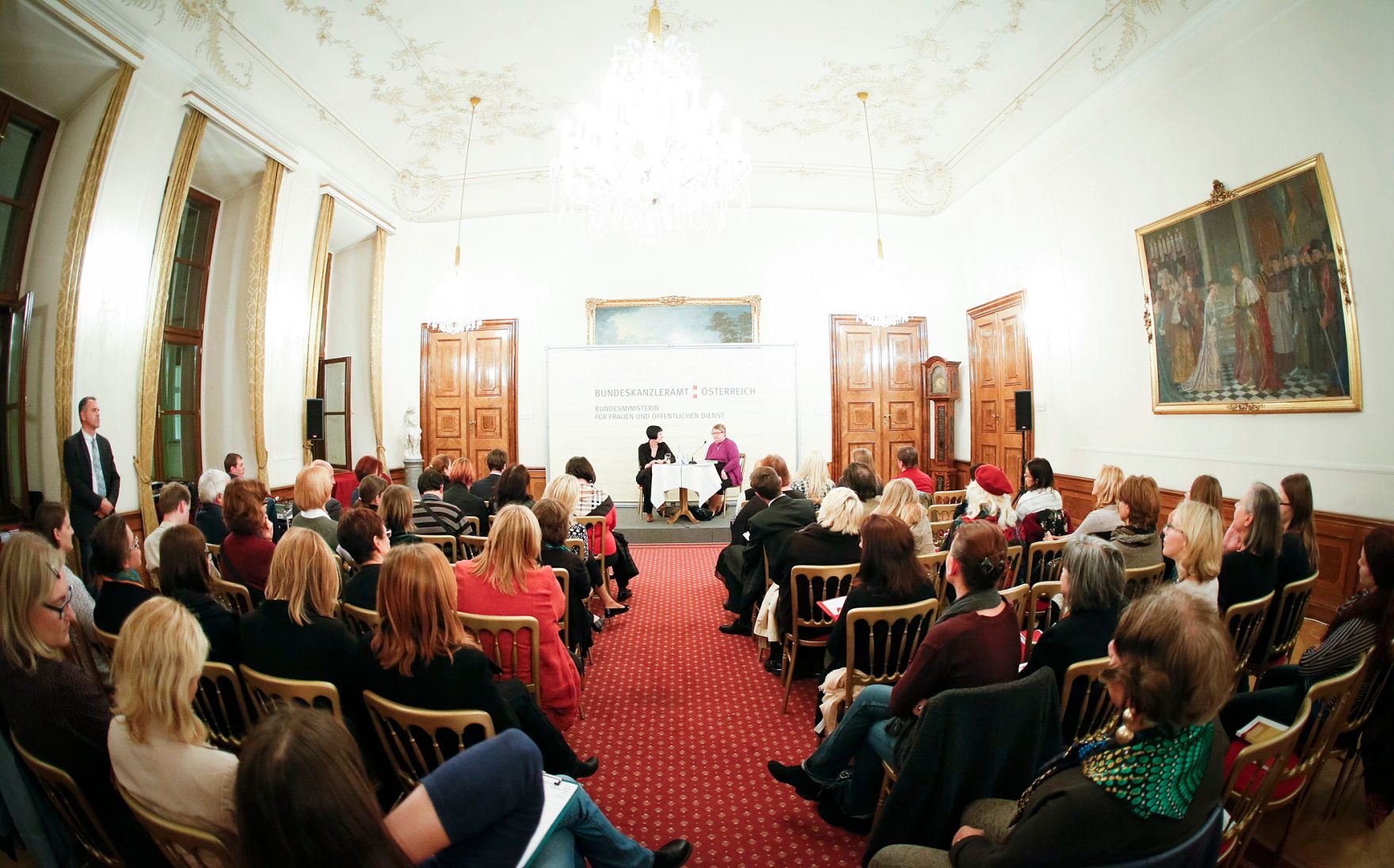 Am 30. November 2013 besuchte Frauenministerin Gabriele Heinisch-Hosek die Veranstaltung Pr&auml;sentation der Rechtsratgeberin &quot;Was tun wenn es zur Scheidung/Trennung kommt&lsquo;&quot; mit der Autorin Helene Klaar im Frauenministerium.