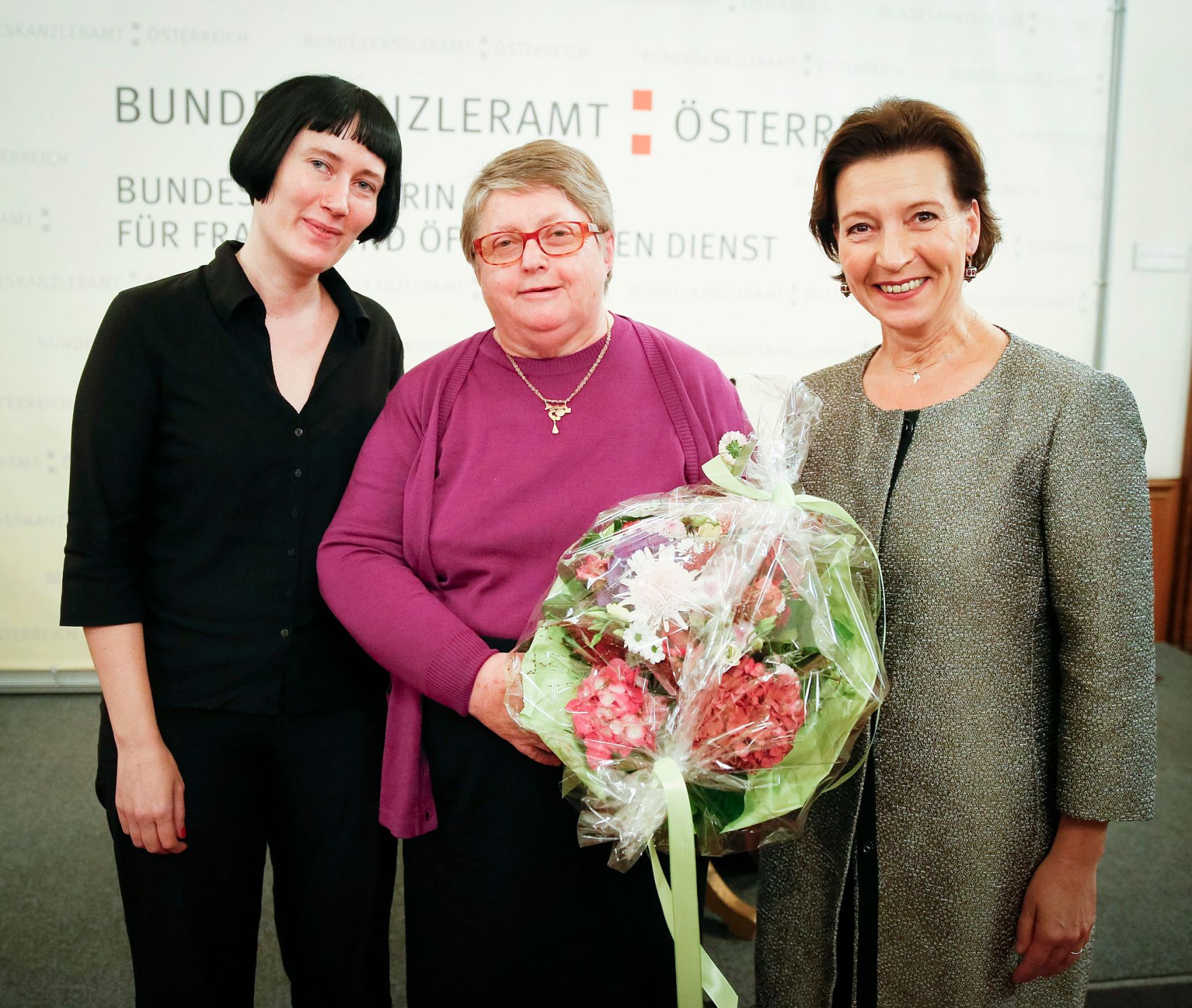 Am 30. November 2013 besuchte Frauenministerin Gabriele Heinisch-Hosek die Veranstaltung Pr&auml;sentation der Rechtsratgeberin &quot;Was tun wenn es zur Scheidung/Trennung kommt&lsquo;&quot; mit der Autorin Helene Klaar im Frauenministerium.