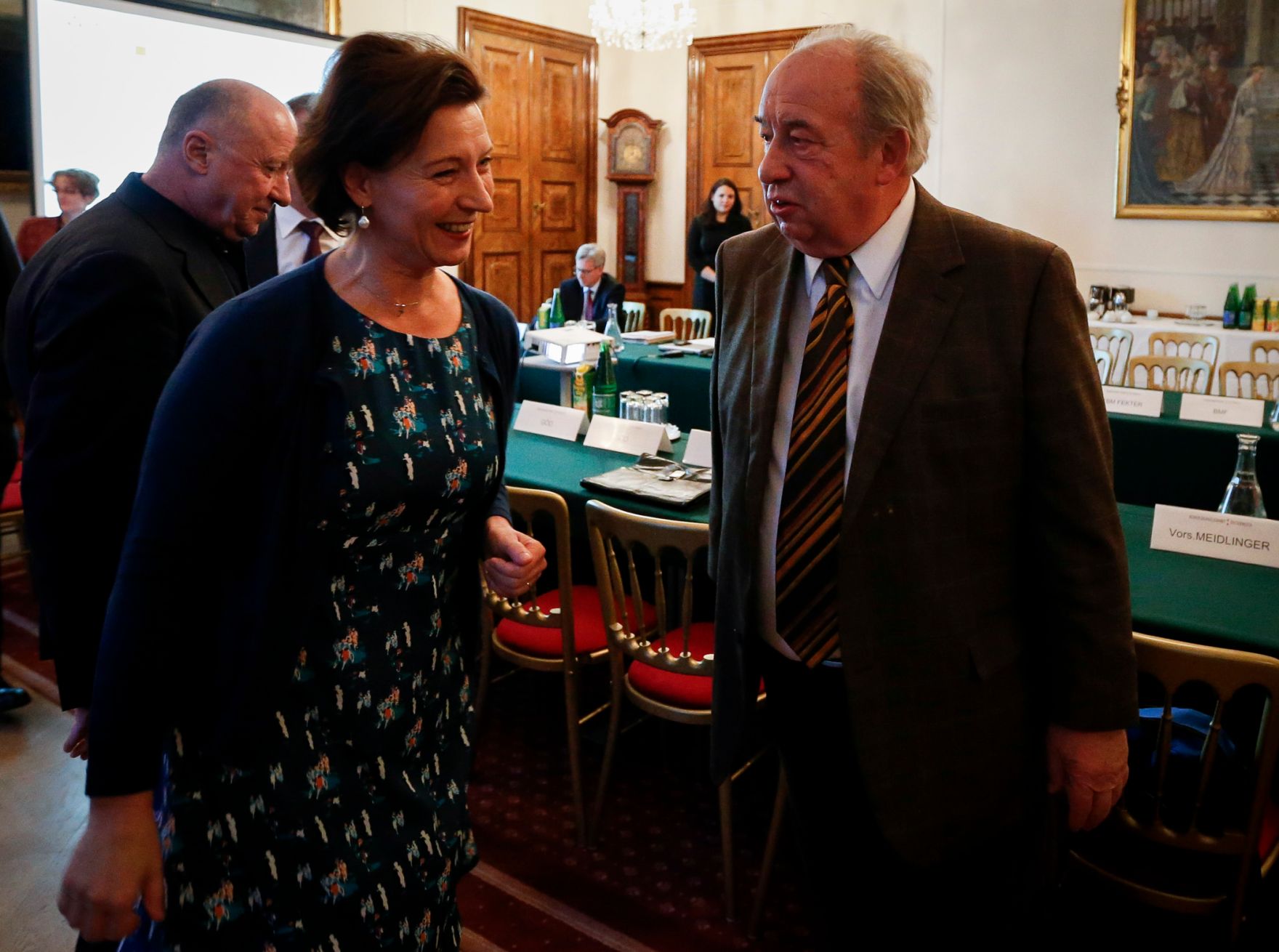 Am 11. November 2013 fand der Auftakt zu den Beamtengehaltsverhandlungen mit Bundesministerin f&uuml;r Frauenangelegenheiten und &Ouml;ffentlichen Dienst Gabriele Heinisch-Hosek statt (l.). Im Bild mit dem Vorsitzenden der Gewerkschaft &ouml;ffentlicher Dienst Fritz Neugebauer (r.).