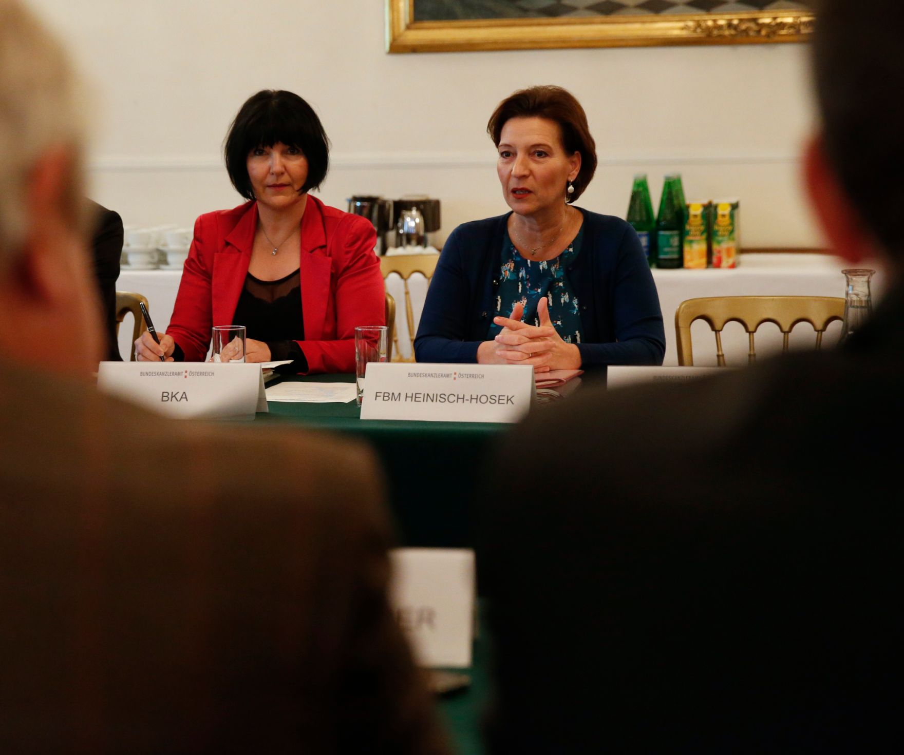 Am 11. November 2013 fand der Auftakt zu den Beamtengehaltsverhandlungen mit Bundesministerin f&uuml;r Frauenangelegenheiten und &Ouml;ffentlichen Dienst Gabriele Heinisch-Hosek statt (r.). Im Bild mit Sektionschefin Angelika Flatz (l.).
