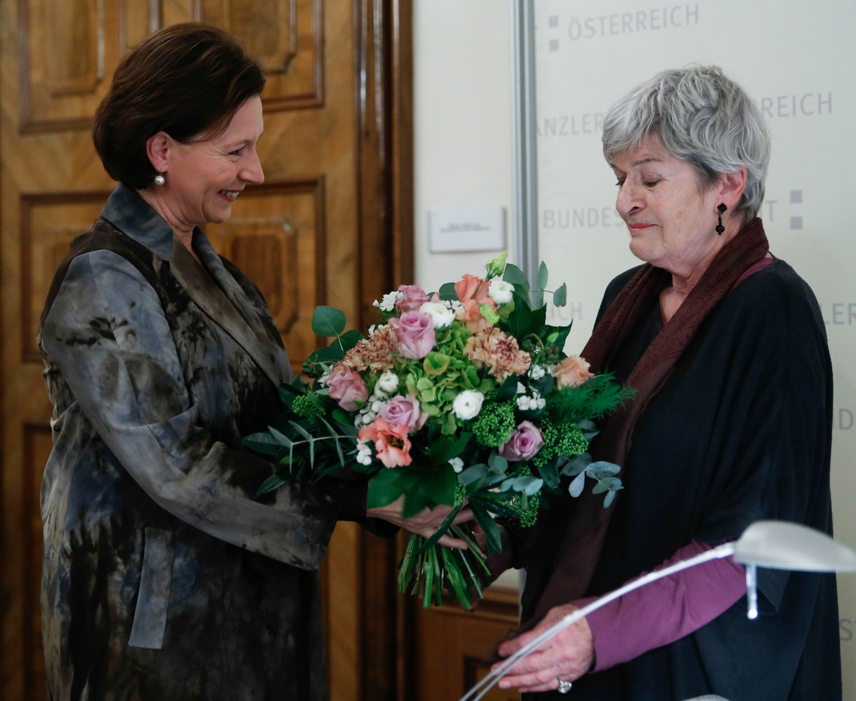 Am 21. November 2013 lud Frauenministerin Gabriele Heinisch-Hosek (l.) zu einer Lesung von Elisabeth Orth (r.) anl&auml;sslich 75 Jahre Novemberpogrom.
