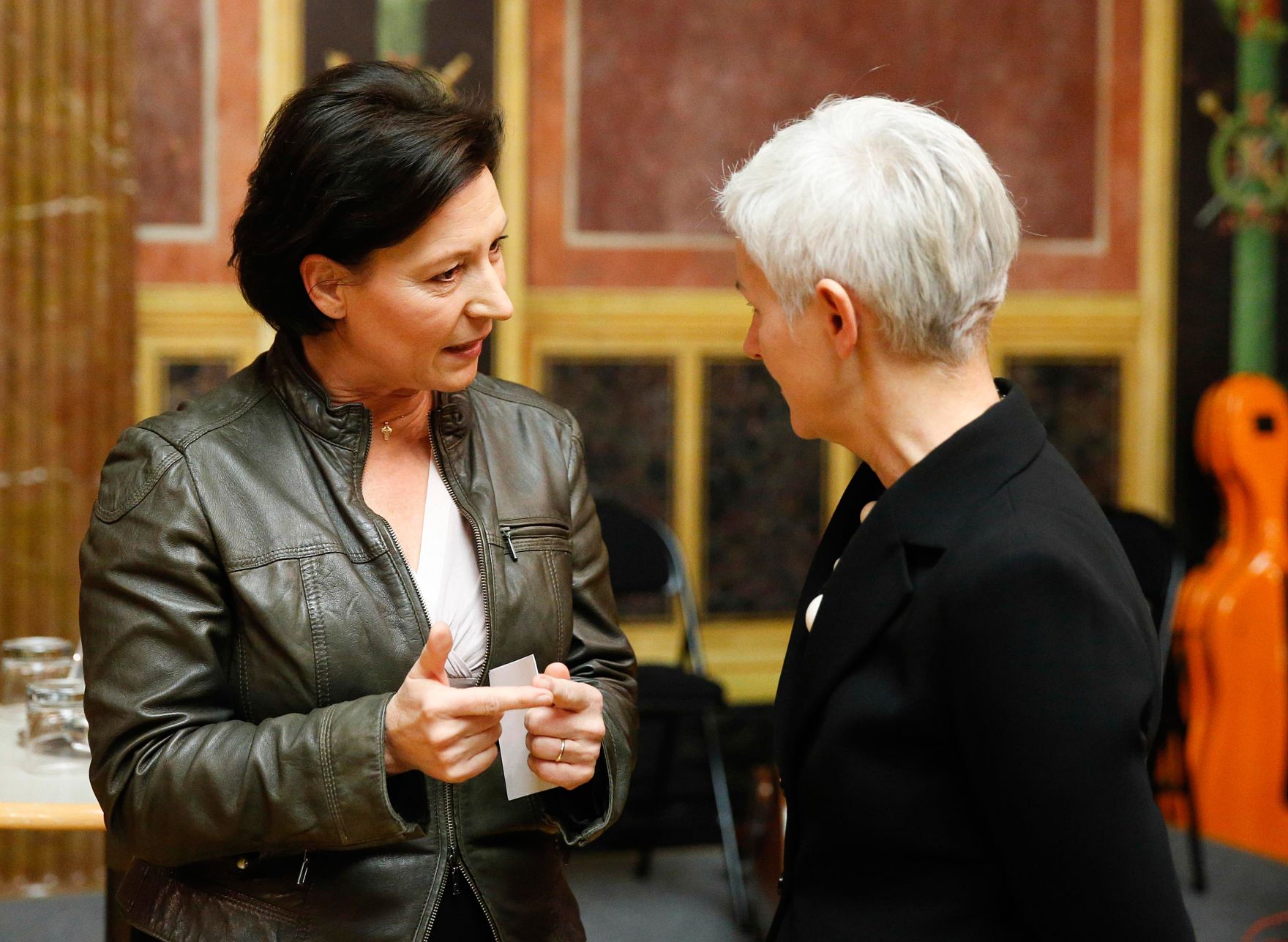 Am 2. Dezember 2013 sprach Frauenministerin Gabriele Heinisch-Hosek (l.) Gru&szlig;worte bei der Parlaments-Veranstaltung SILENT WITNESSES &ndash; STUMME ZEUGINNEN im Rahmen der internationalen Kampagne "16 Tage gegen Gewalt an Frauen". Im Bild mit Maria R&ouml;sslhumer (r.).