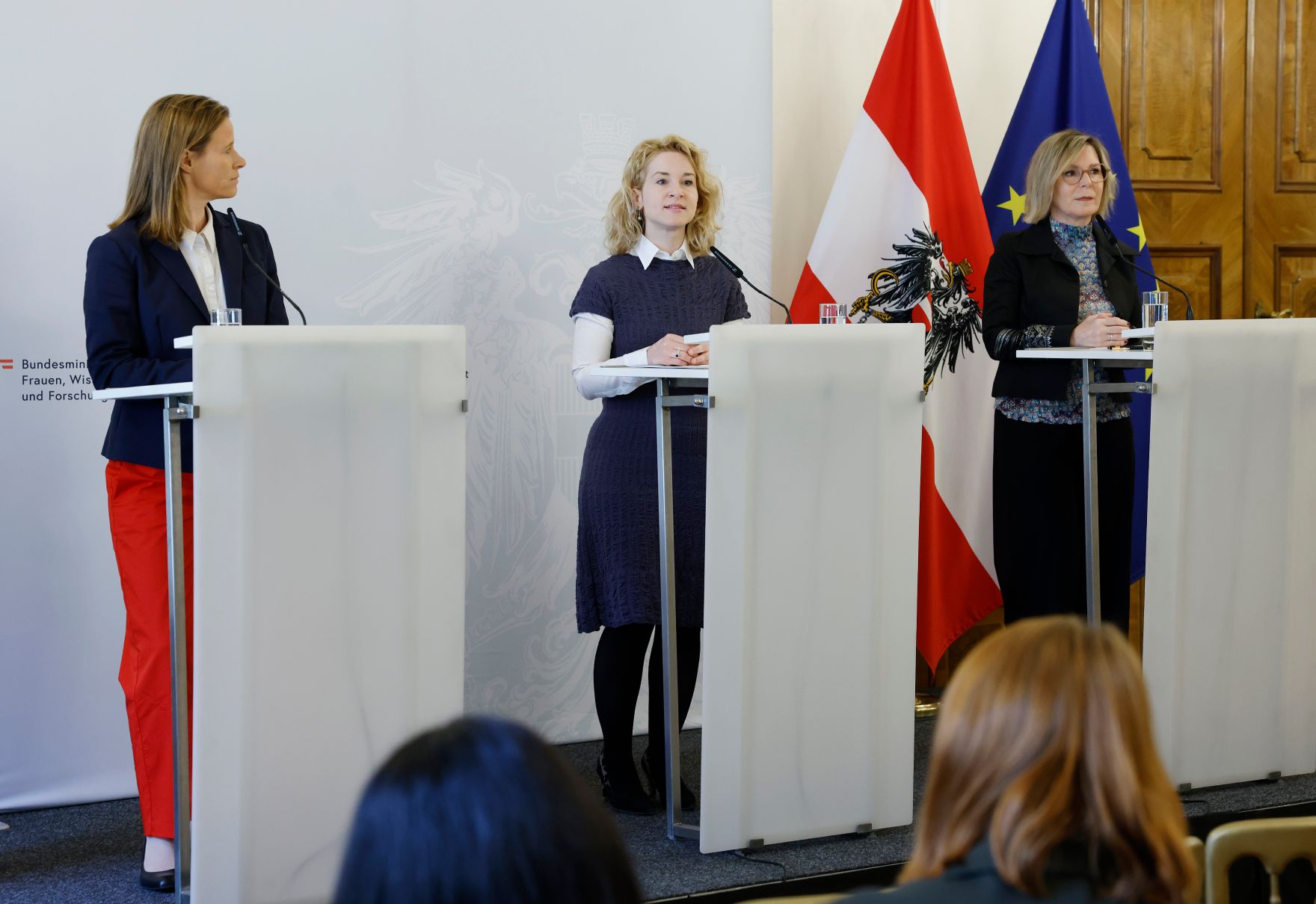 Am 20. Mai 2025 gab Bundesministerin Eva-Maria Holzleitner (m.) eine Pressekonferenz anl&auml;sslich der offiziellen Auftaktveranstaltung zum Nationalen Aktionsplan gegen Gewalt an Frauen. Im Bild mit Elisabeth Cinatl (l.), Vorsitzende des Vereins Autonome &Ouml;sterreichische Frauenh&auml;user und Marina Sorgo (r.), Bundesverbandsvorsitzende der Gewaltschutzzentren &Ouml;sterreich.