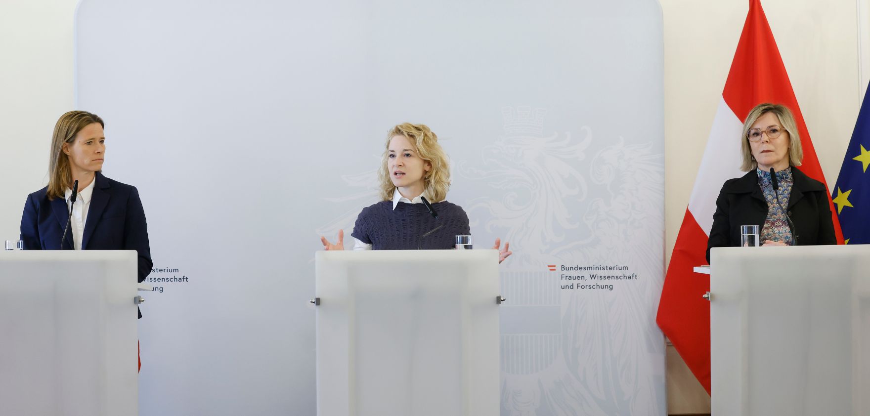 Am 20. Mai 2025 gab Bundesministerin Eva-Maria Holzleitner (m.) eine Pressekonferenz anl&auml;sslich der offiziellen Auftaktveranstaltung zum Nationalen Aktionsplan gegen Gewalt an Frauen. Im Bild mit Elisabeth Cinatl (l.), Vorsitzende des Vereins Autonome &Ouml;sterreichische Frauenh&auml;user und Marina Sorgo (r.), Bundesverbandsvorsitzende der Gewaltschutzzentren &Ouml;sterreich.