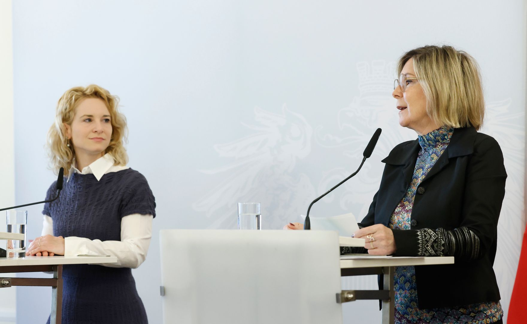 Am 20. Mai 2025 gab Bundesministerin Eva-Maria Holzleitner (l.) eine Pressekonferenz anl&auml;sslich der offiziellen Auftaktveranstaltung zum Nationalen Aktionsplan gegen Gewalt an Frauen. Im Bild mit Marina Sorgo (r.), Bundesverbandsvorsitzende der Gewaltschutzzentren &Ouml;sterreich.