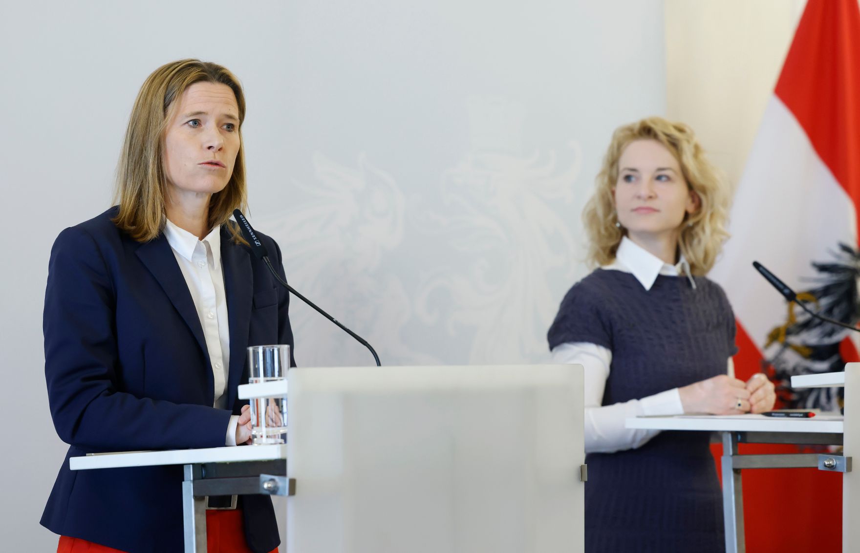 Am 20. Mai 2025 gab Bundesministerin Eva-Maria Holzleitner (r.) eine Pressekonferenz anl&auml;sslich der offiziellen Auftaktveranstaltung zum Nationalen Aktionsplan gegen Gewalt an Frauen. Im Bild mit Elisabeth Cinatl (l.), Vorsitzende des Vereins Autonome &Ouml;sterreichische Frauenh&auml;user.