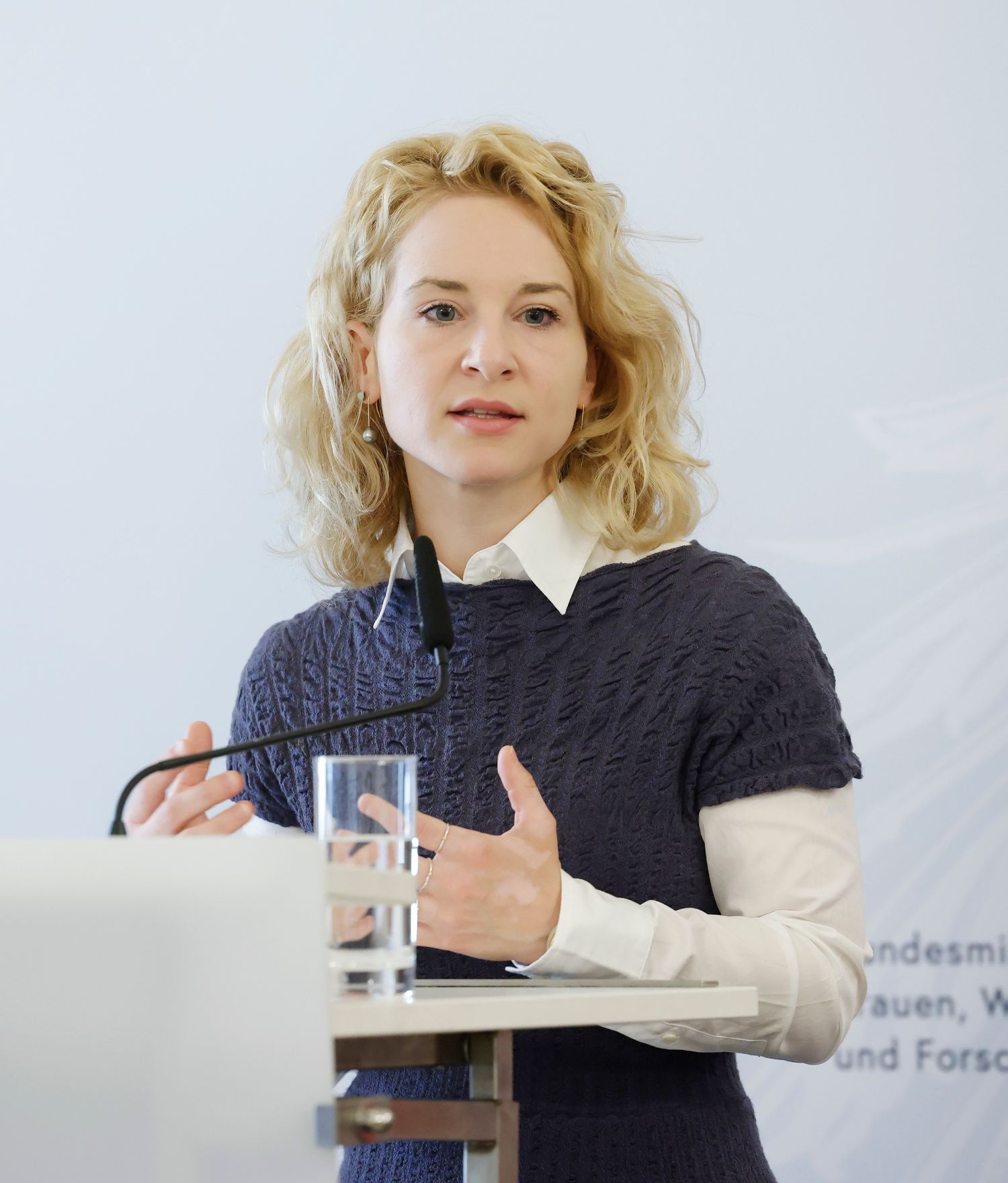 Am 20. Mai 2025 gab Bundesministerin Eva-Maria Holzleitner (im Bild) eine Pressekonferenz anl&auml;sslich der offiziellen Auftaktveranstaltung zum Nationalen Aktionsplan gegen Gewalt an Frauen.