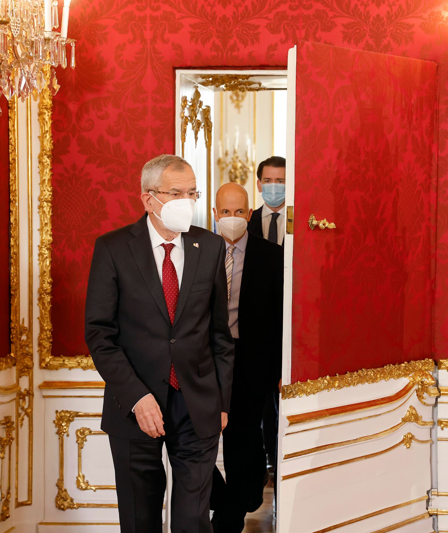 Am 11. J&auml;nner 2021 fand die Angeloben von Bundesminister Martin Kocher (m.) durch Bundespr&auml;sidenten Alexander Van der Bellen (l.) statt. Im Bild mit Bundeskanzler Sebastian Kurz (r.).