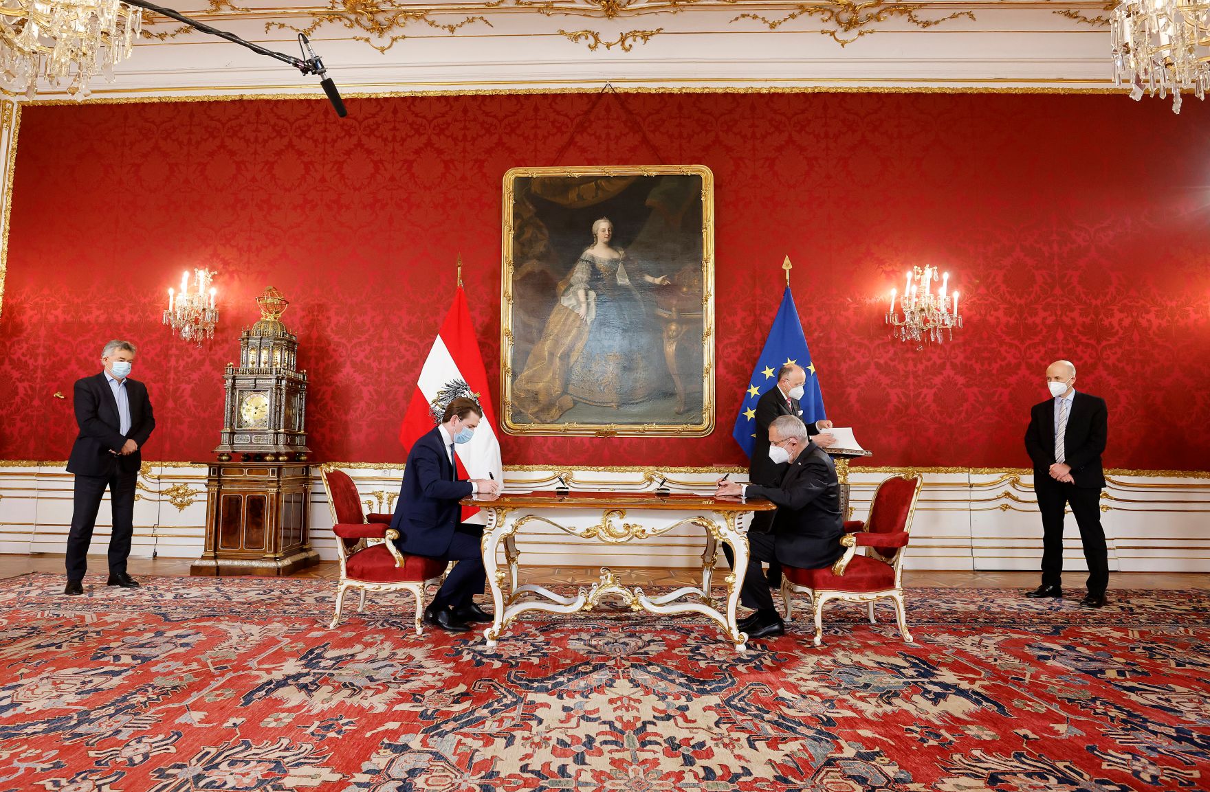 Am 11. J&auml;nner 2021 fand die Angeloben von Bundesminister Martin Kocher (r.) durch Bundespr&auml;sidenten Alexander Van der Bellen (m.r.) statt. Im Bild mit Bundeskanzler Sebastian Kurz (m.l.) und Vizekanzler Werner Kogler (ml.).
