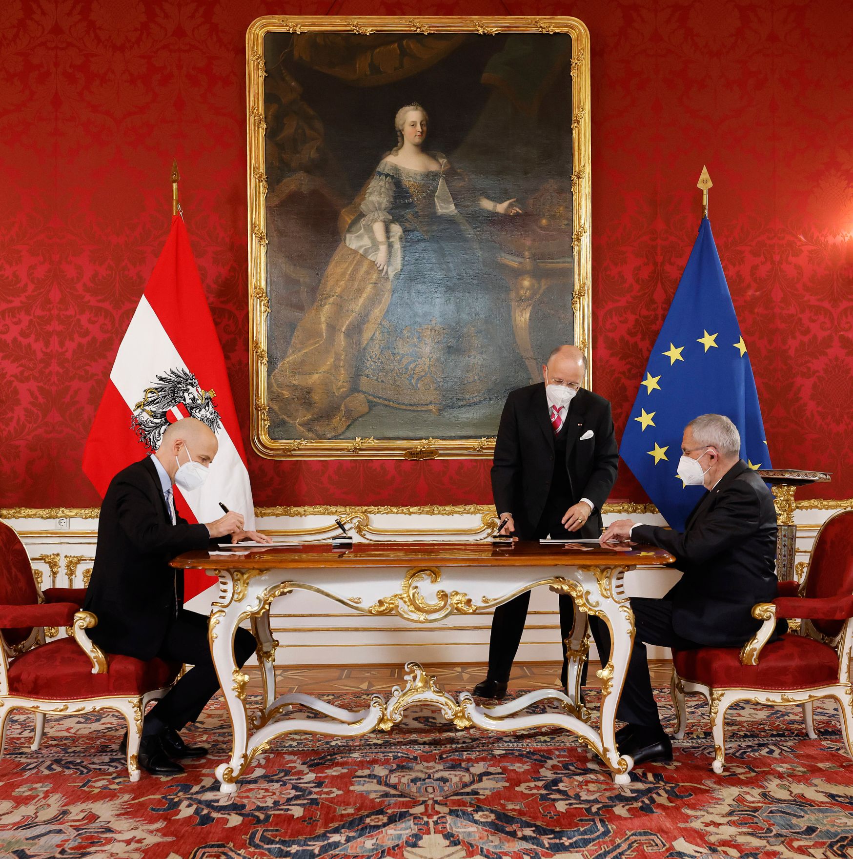 Am 11. J&auml;nner 2021 fand die Angeloben von Bundesminister Martin Kocher (l.) durch Bundespr&auml;sidenten Alexander Van der Bellen (r.) statt.