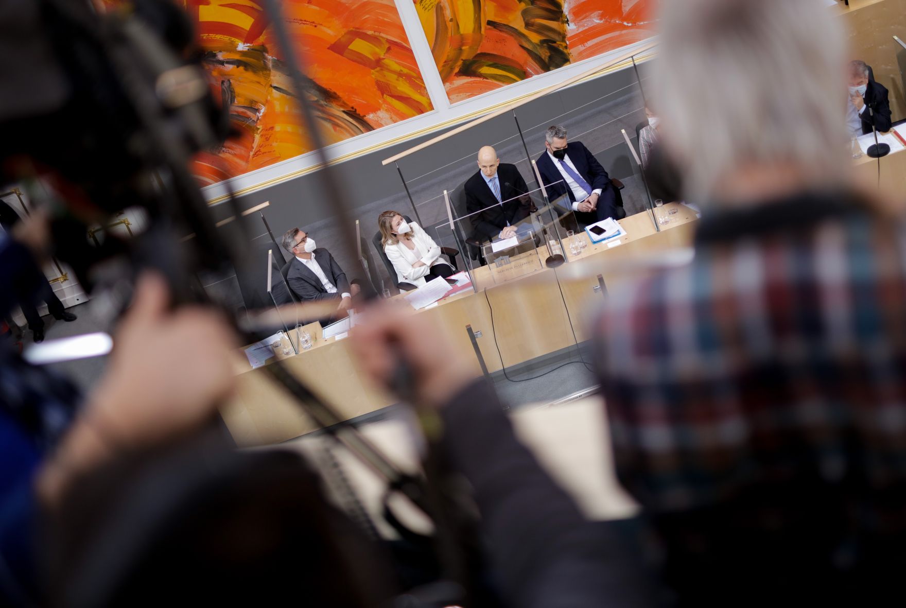 Am 14. J&auml;nner 2021 fand eine Sondersitzung des Nationalrats zur Vorstellung des neuen Arbeitsministers Martin Kocher (m.) statt.