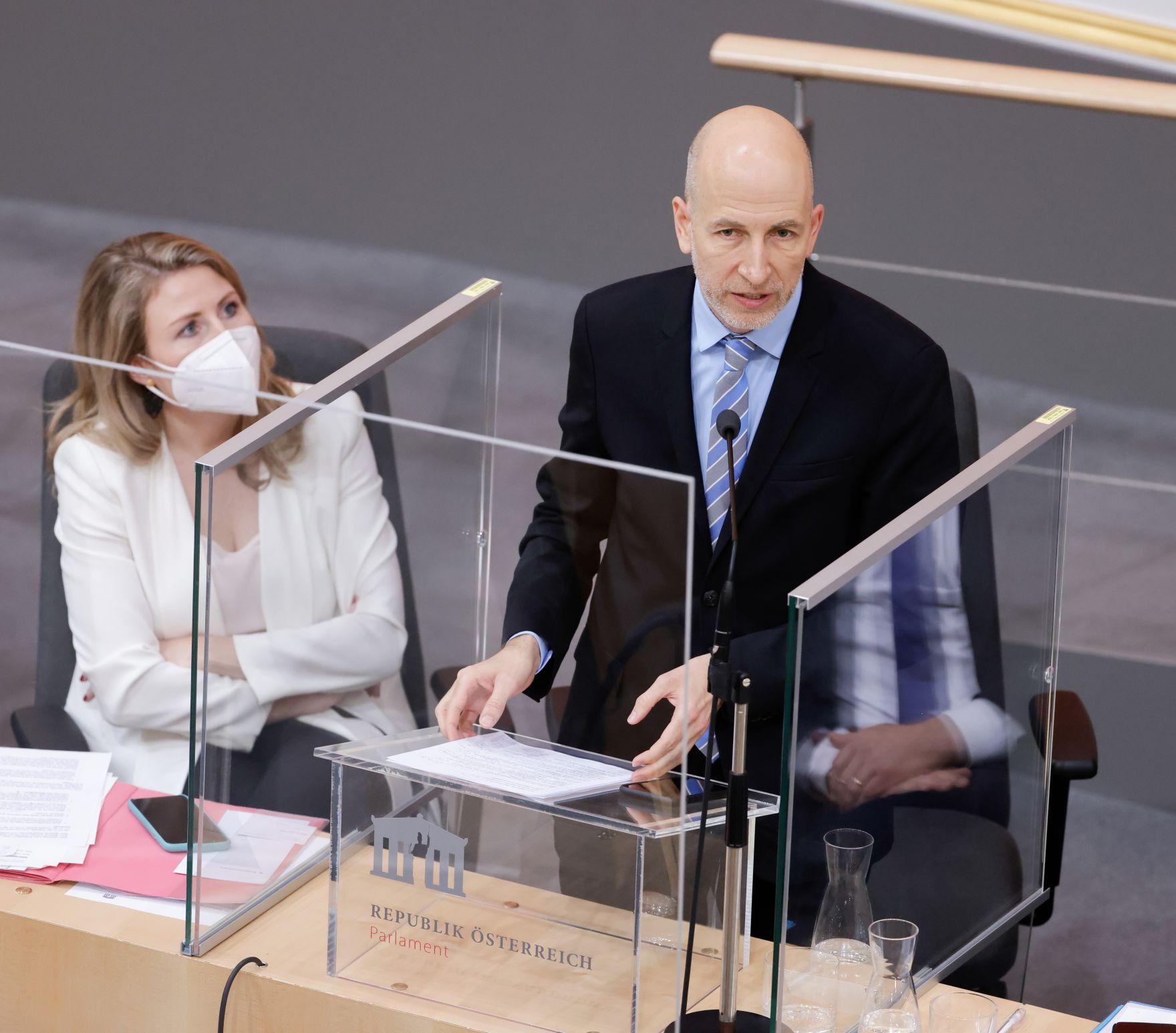 Am 14. J&auml;nner 2021 fand eine Sondersitzung des Nationalrats zur Vorstellung des neuen Arbeitsministers Martin Kocher (r.) statt.
