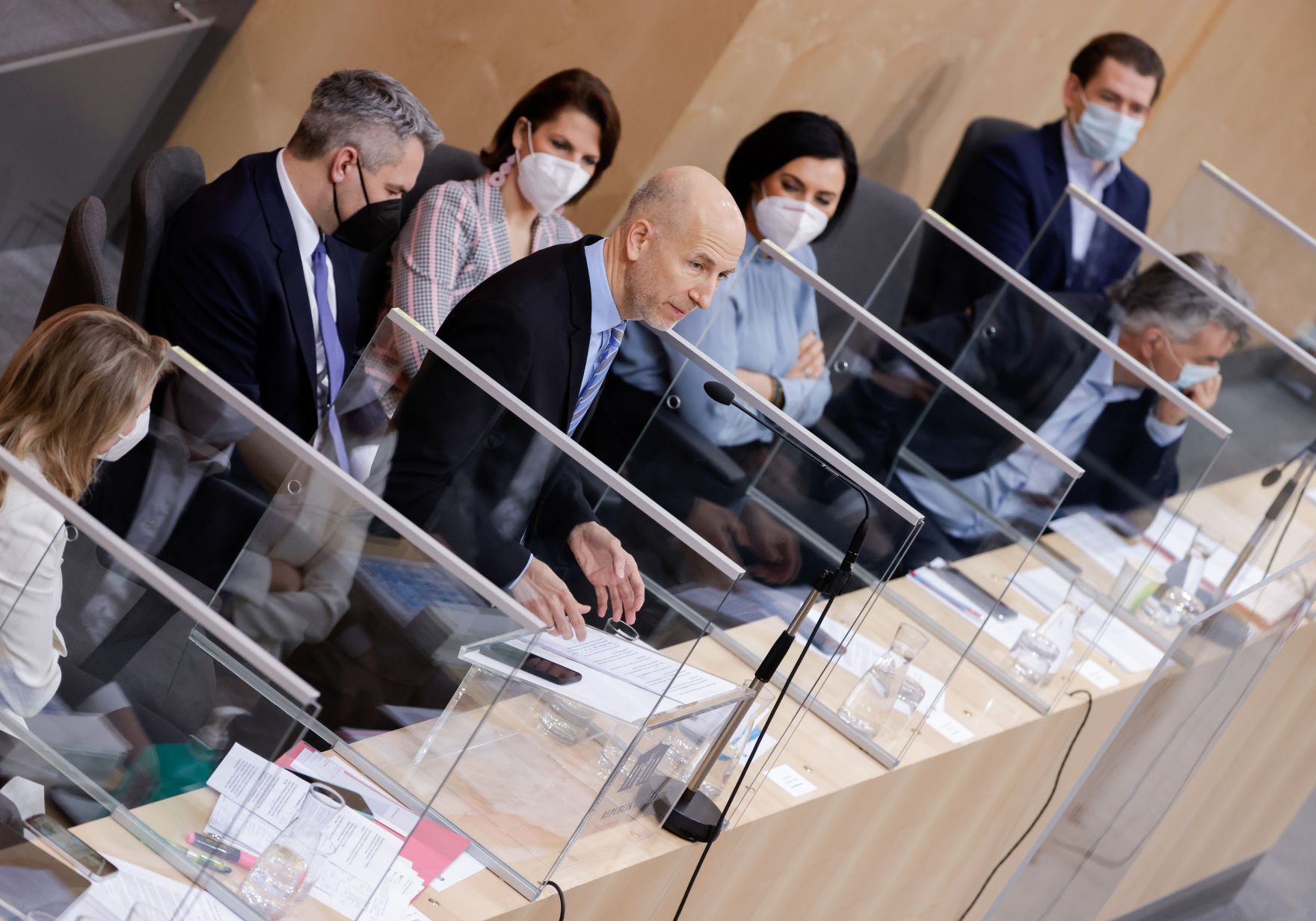 Am 14. J&auml;nner 2021 fand eine Sondersitzung des Nationalrats zur Vorstellung des neuen Arbeitsministers Martin Kocher (m.) statt. Im Bild mit Bundeskanzler Sebastian Kurz (r.).