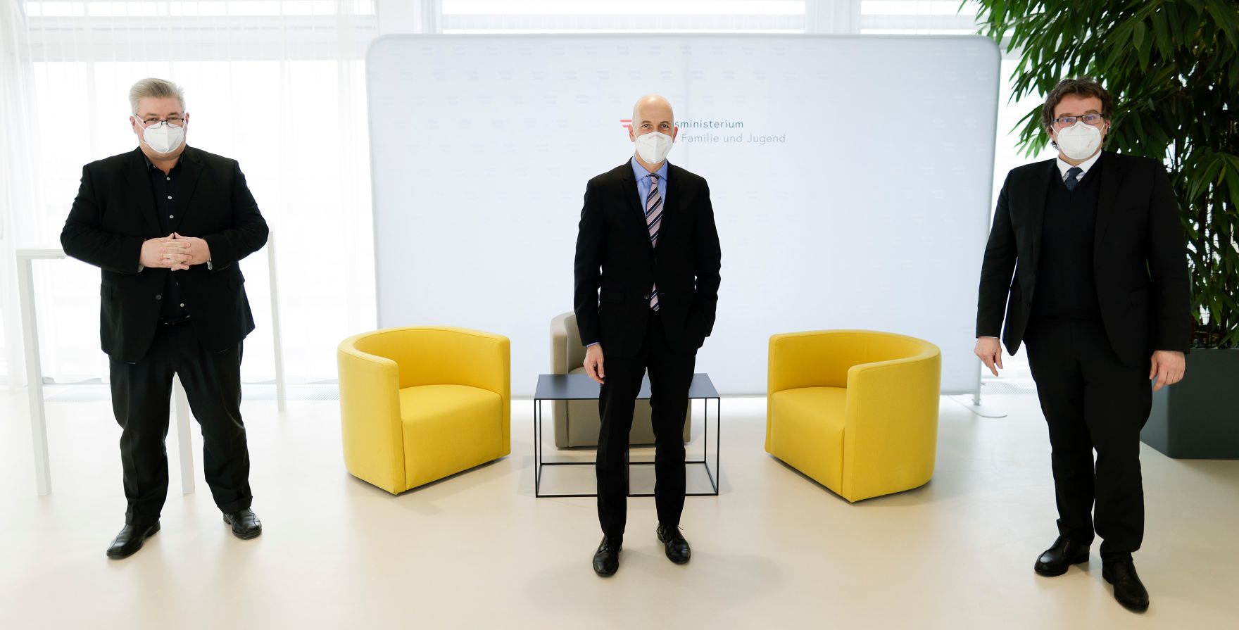 Am 18. J&auml;nner 2021 empfing Bundesminister Martin Kocher (m.) Herbert Buchinger (l.) und Johannes Kopf (r.), Vorstand des Arbeitsmarktservice &Ouml;sterreich zu einem Gespr&auml;ch.