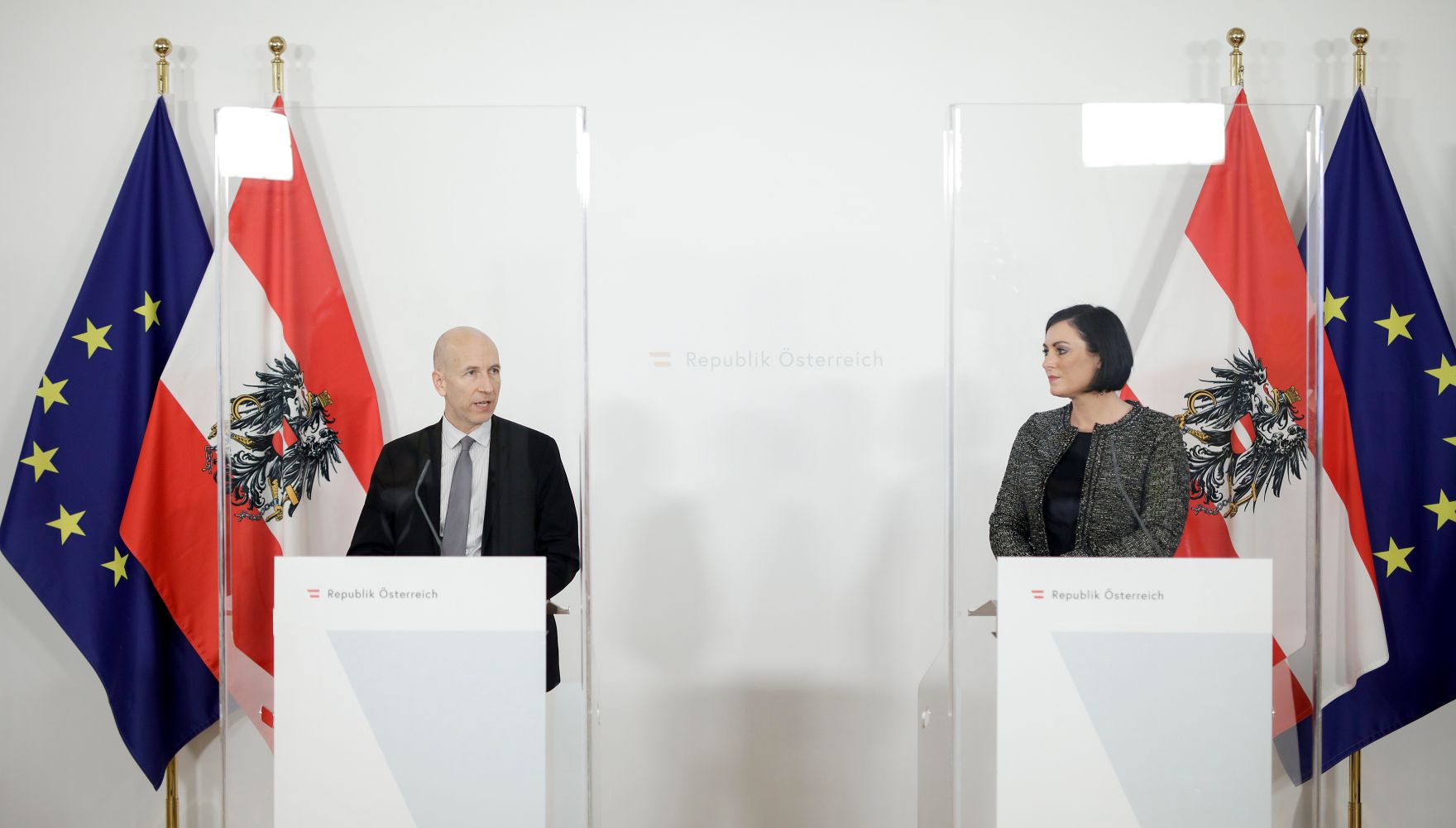 Am 19. J&auml;nner 2021 fand eine Pressekonferenz zur aktuellen Lage am Arbeitsmarkt statt. Im Bild Bundesministerin Elisabeth K&ouml;stinger (r.) und Bundesminister Martin Kocher (l.).