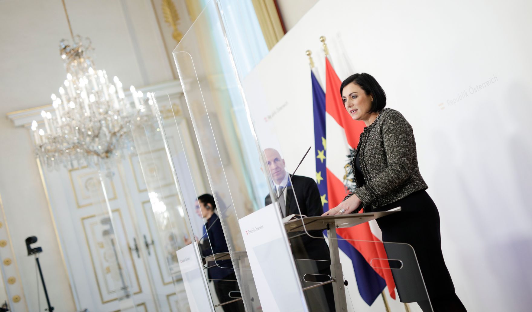 Am 19. J&auml;nner 2021 fand eine Pressekonferenz zur aktuellen Lage am Arbeitsmarkt statt. Im Bild Bundesministerin Elisabeth K&ouml;stinger (r.) und Bundesminister Martin Kocher (l.).
