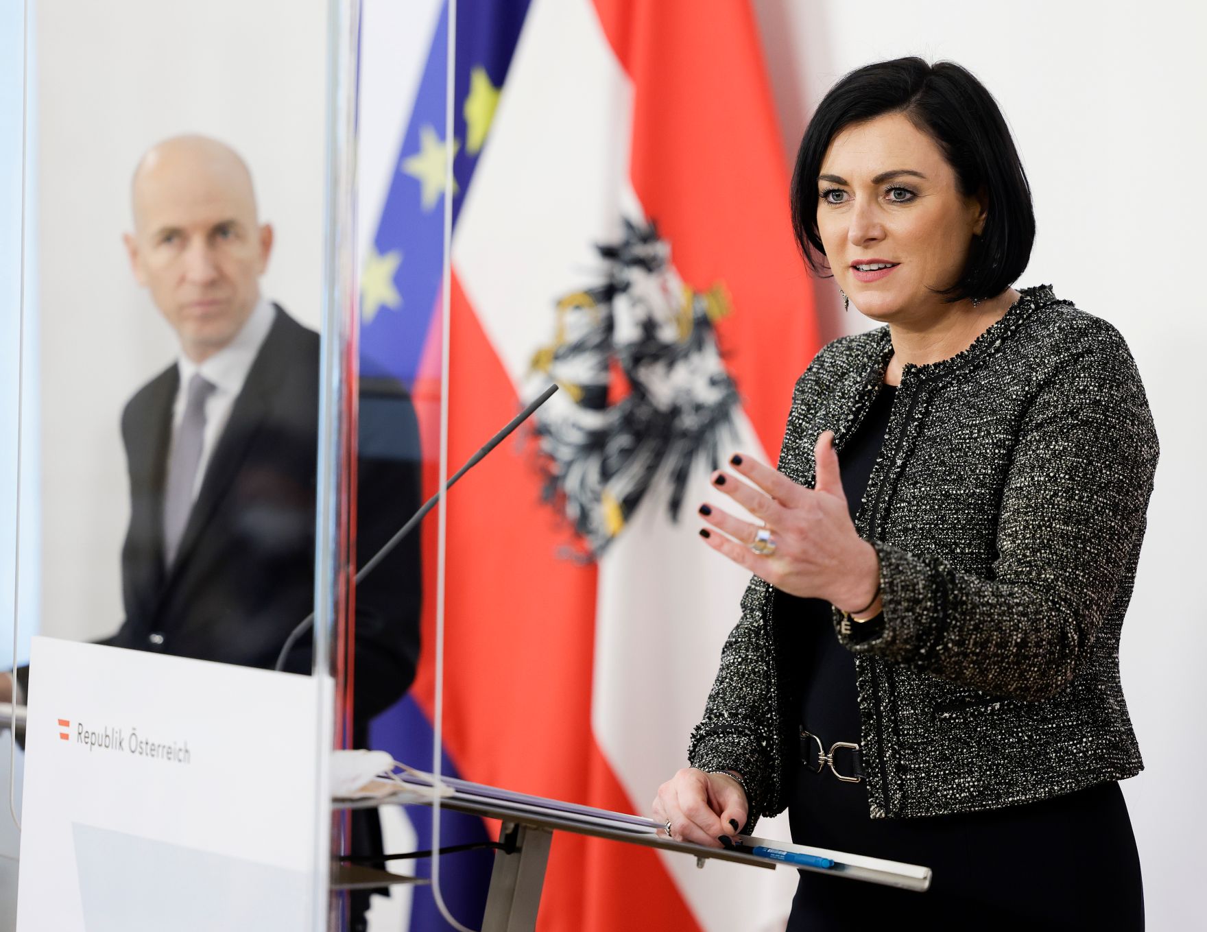 Am 19. J&auml;nner 2021 fand eine Pressekonferenz zur aktuellen Lage am Arbeitsmarkt statt. Im Bild Bundesministerin Elisabeth K&ouml;stinger (r.) und Bundesminister Martin Kocher (l.).