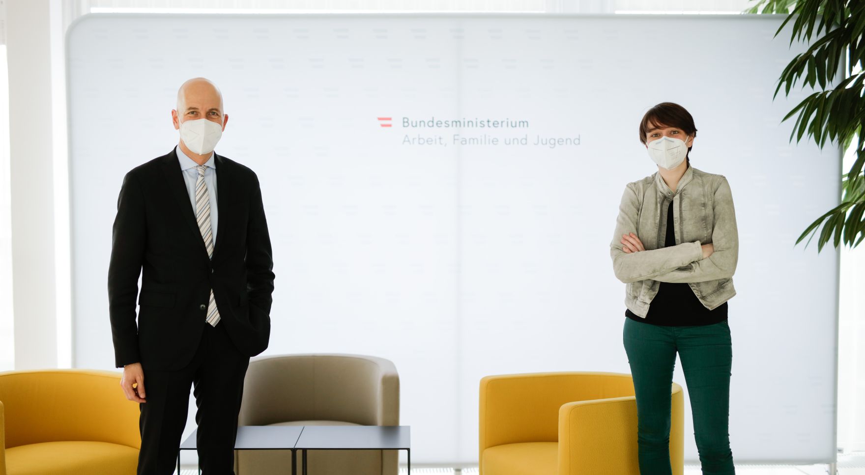 Am 25. J&auml;nner 2021 empfing Bundesminister Martin Kocher (l.) die Klubobfrau des Gr&uuml;nen Parlamentklubs Sigrid Maurer (r.) zu einem Arbeitsgespr&auml;ch.