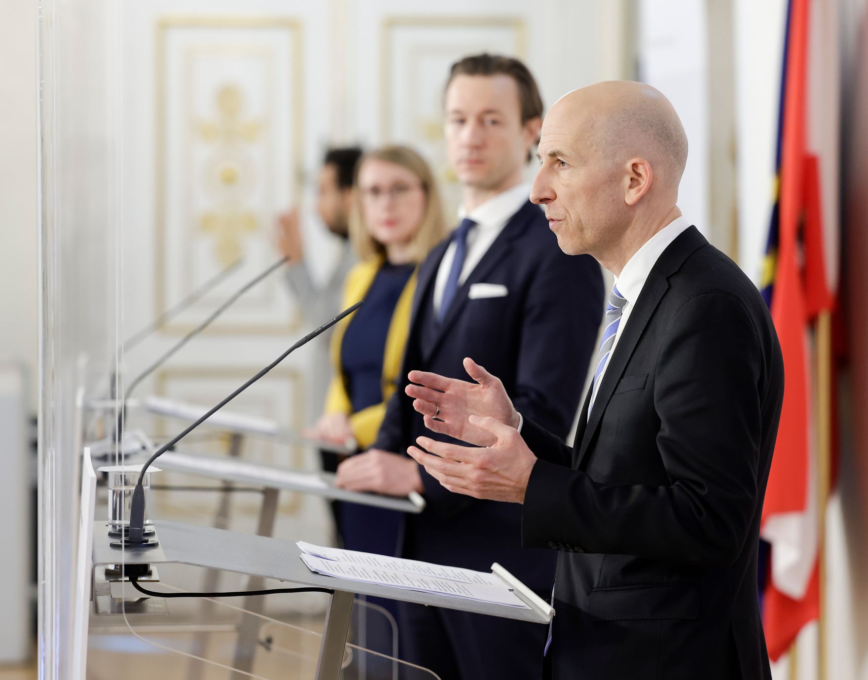 Am 26. J&auml;nner 2021 fand eine Pressekonferenz zur aktuellen Lage am Arbeitsmarkt statt. Im Bild (v.l.n.r.) Bundesministerin Margarete Schramb&ouml;ck, Bundesminister Gernot Bl&uuml;mel und Bundesminister Martin Kocher.