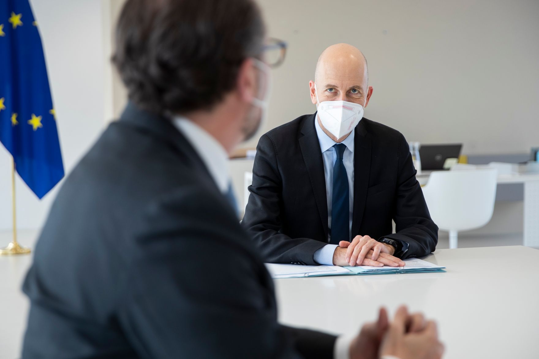 Am 29. J&auml;nner 2021 empfing Bundesminister Martin Kocher (r.) Bundesminister Alexander Schallenberg (l.) zu einem Arbeitsgespr&auml;ch.
