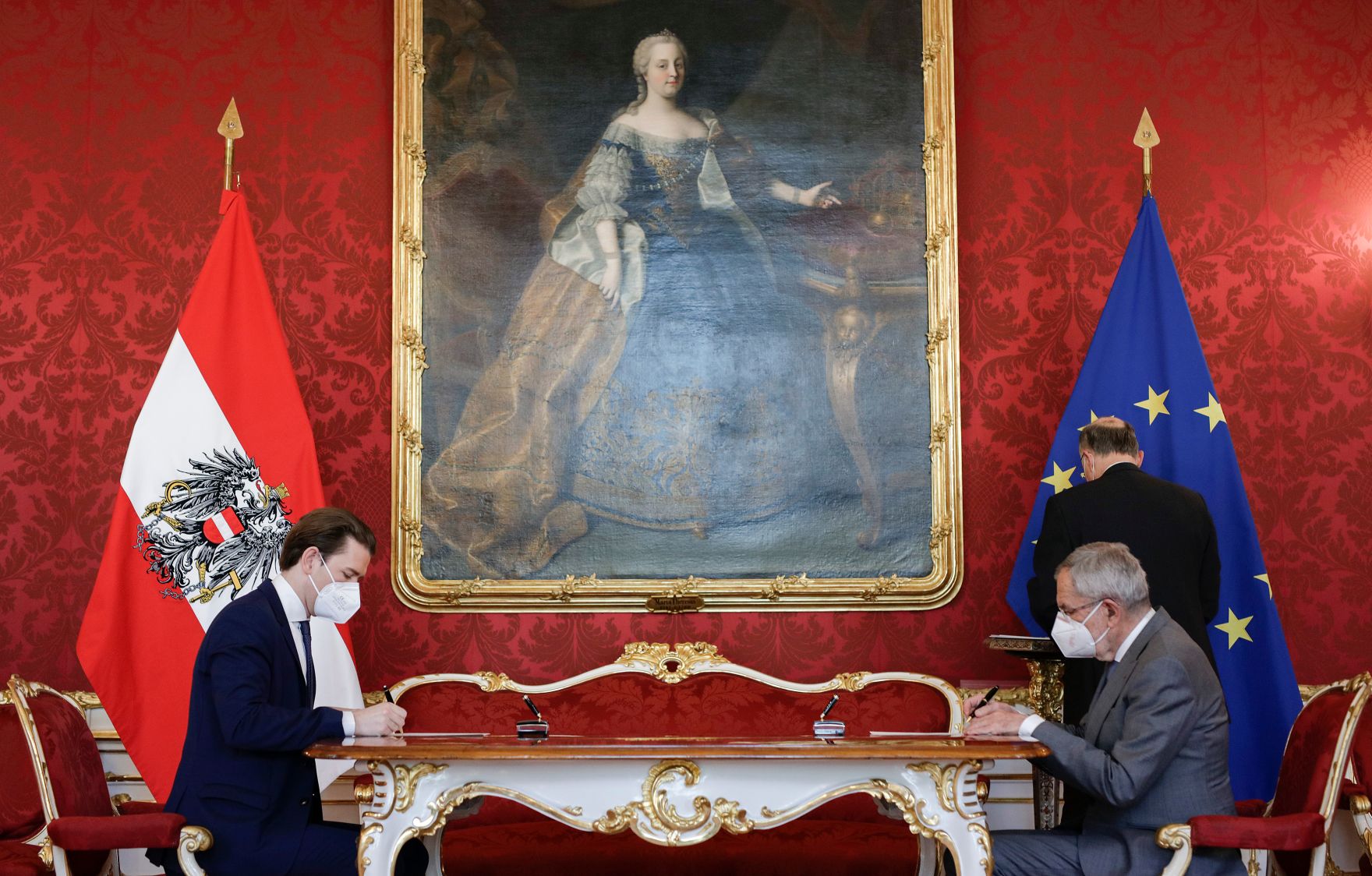 Am 1. Februar 2021 wurde aufgrund der in Kraft tretenden &Auml;nderungen im Bundesministeriengesetz Martin Kocher von Bundespr&auml;sident Alexander Van der Bellen (r.) als Bundesminister f&uuml;r Arbeit angelobt. Im Bild Bundeskanzler Sebastian Kurz (l.)