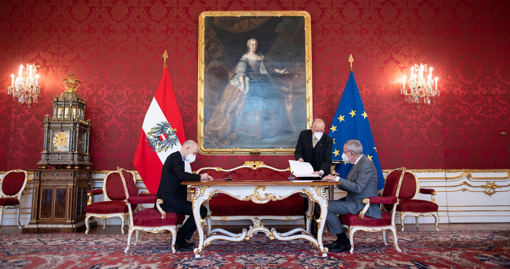 Am 1. Februar 2021 wurde aufgrund der in Kraft tretenden &Auml;nderungen im Bundesministeriengesetz Martin Kocher (l.) von Bundespr&auml;sident Alexander Van der Bellen (r.) als Bundesminister f&uuml;r Arbeit angelobt.