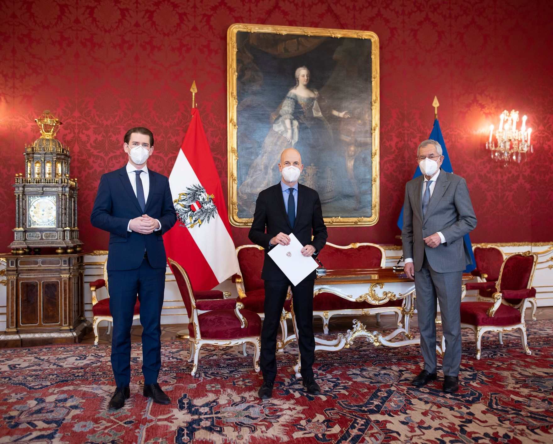 Am 1. Februar 2021 wurde aufgrund der in Kraft tretenden &Auml;nderungen im Bundesministeriengesetz Martin Kocher (m.) von Bundespr&auml;sident Alexander Van der Bellen (r.) als Bundesminister f&uuml;r Arbeit angelobt. Im Bild mit Bundeskanzler Sebastian Kurz (l.).