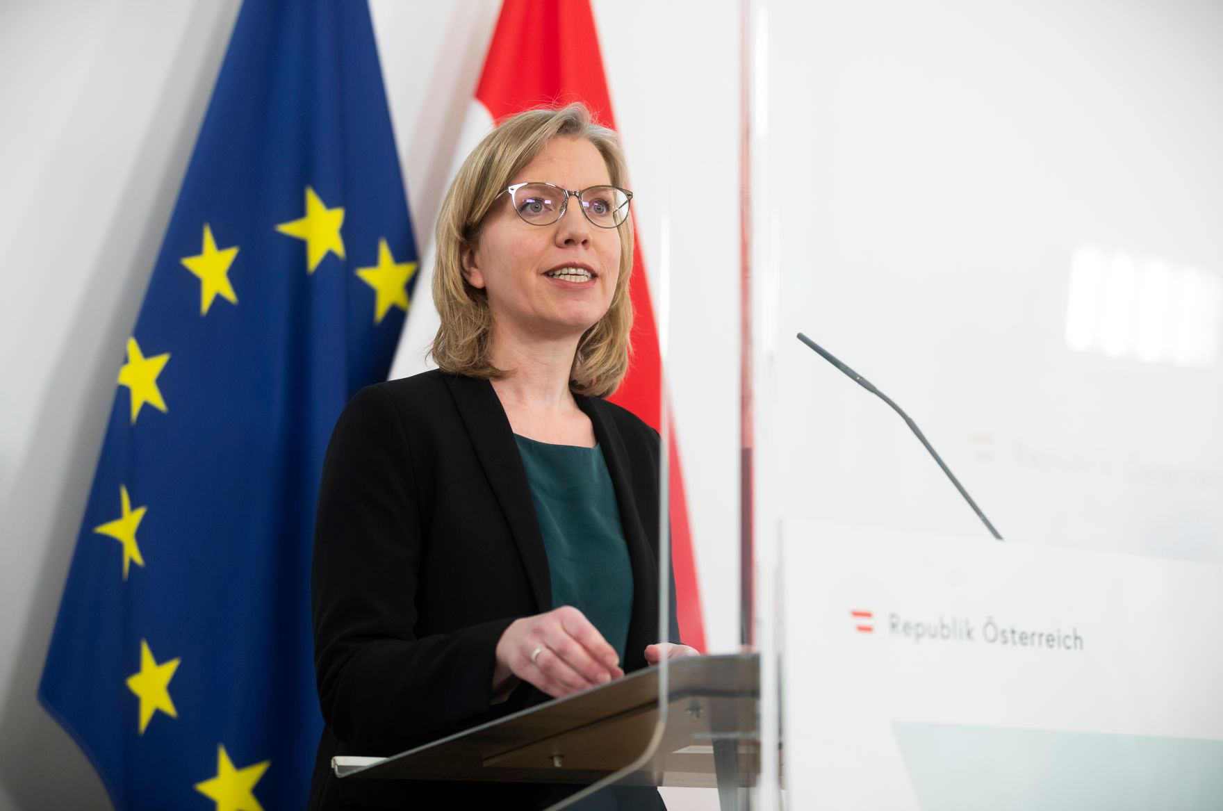 Am 2. Februar 2021 fand eine Pressekonferenz zur aktuellen Lage am Arbeitsmarkt statt. Im Bild Bundesministerin Leonore Gewessler.