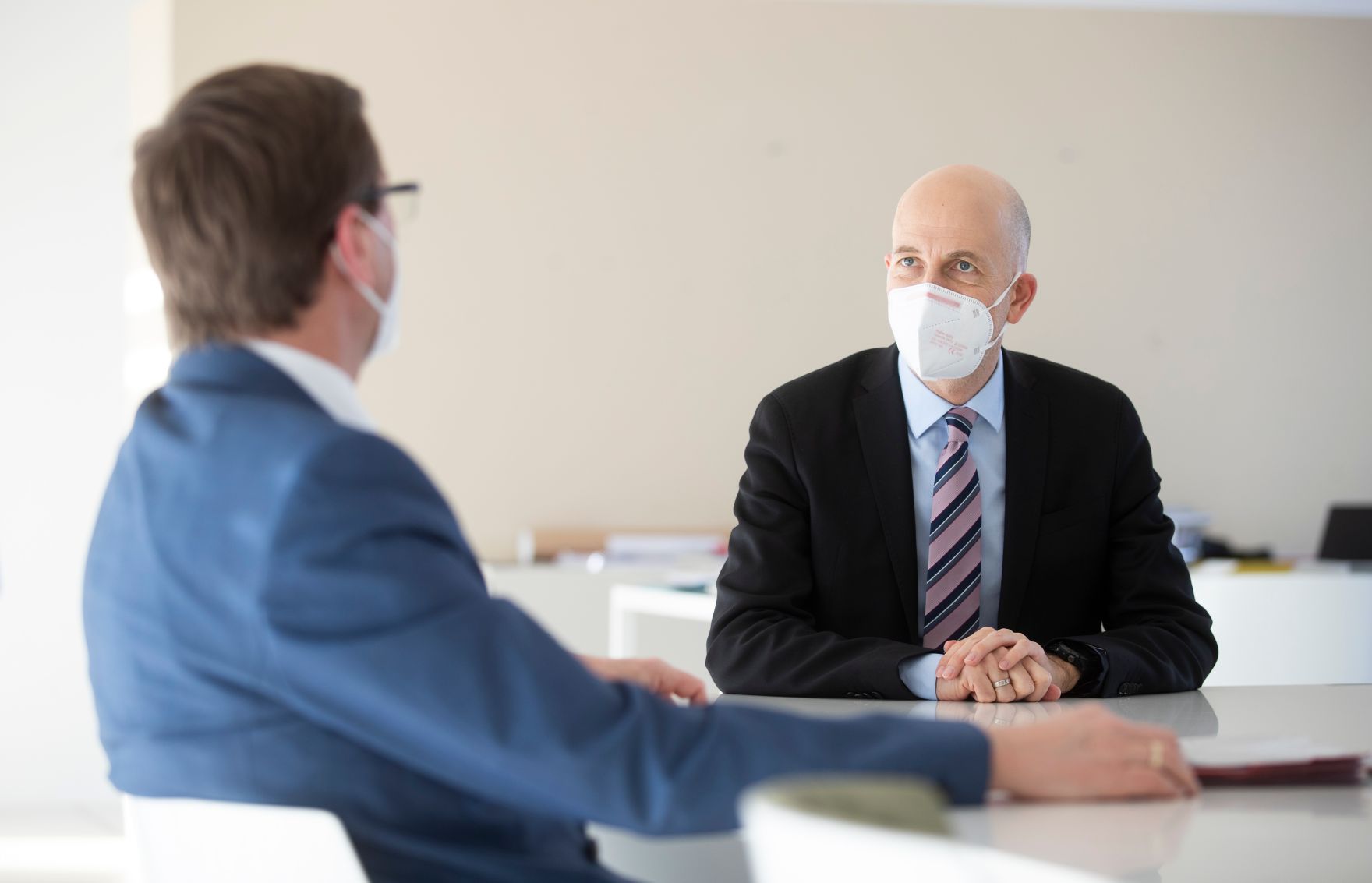 Am 5. Februar 2021 empfing Bundesminister Martin Kocher (r.) Landesrat Markus Achleitner (l.) zu einem Arbeitsgespr&auml;ch.