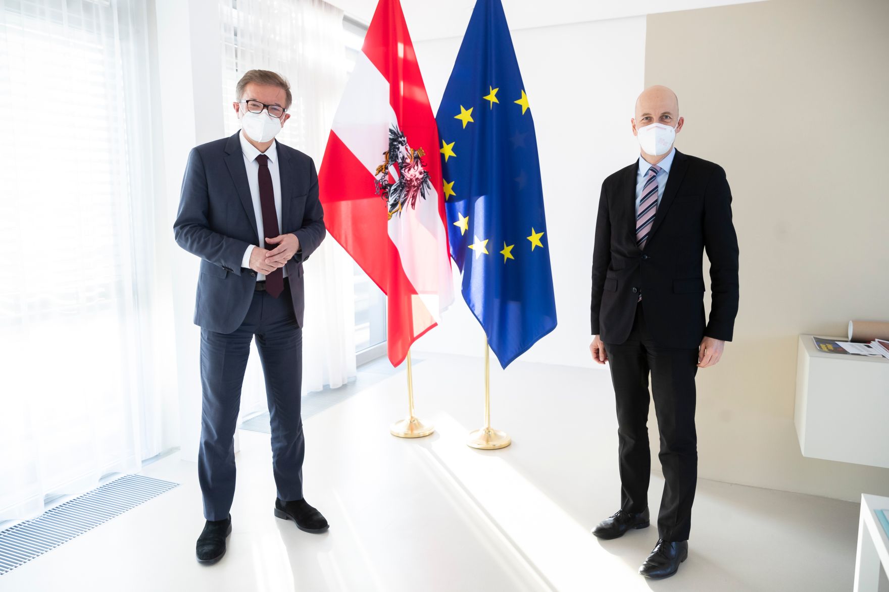 Am 5. Februar 2021 empfing Bundesminister Martin Kocher (r.) Bundesminister Rudolf Anschober (l.) zu einem Arbeitsgespr&auml;ch.