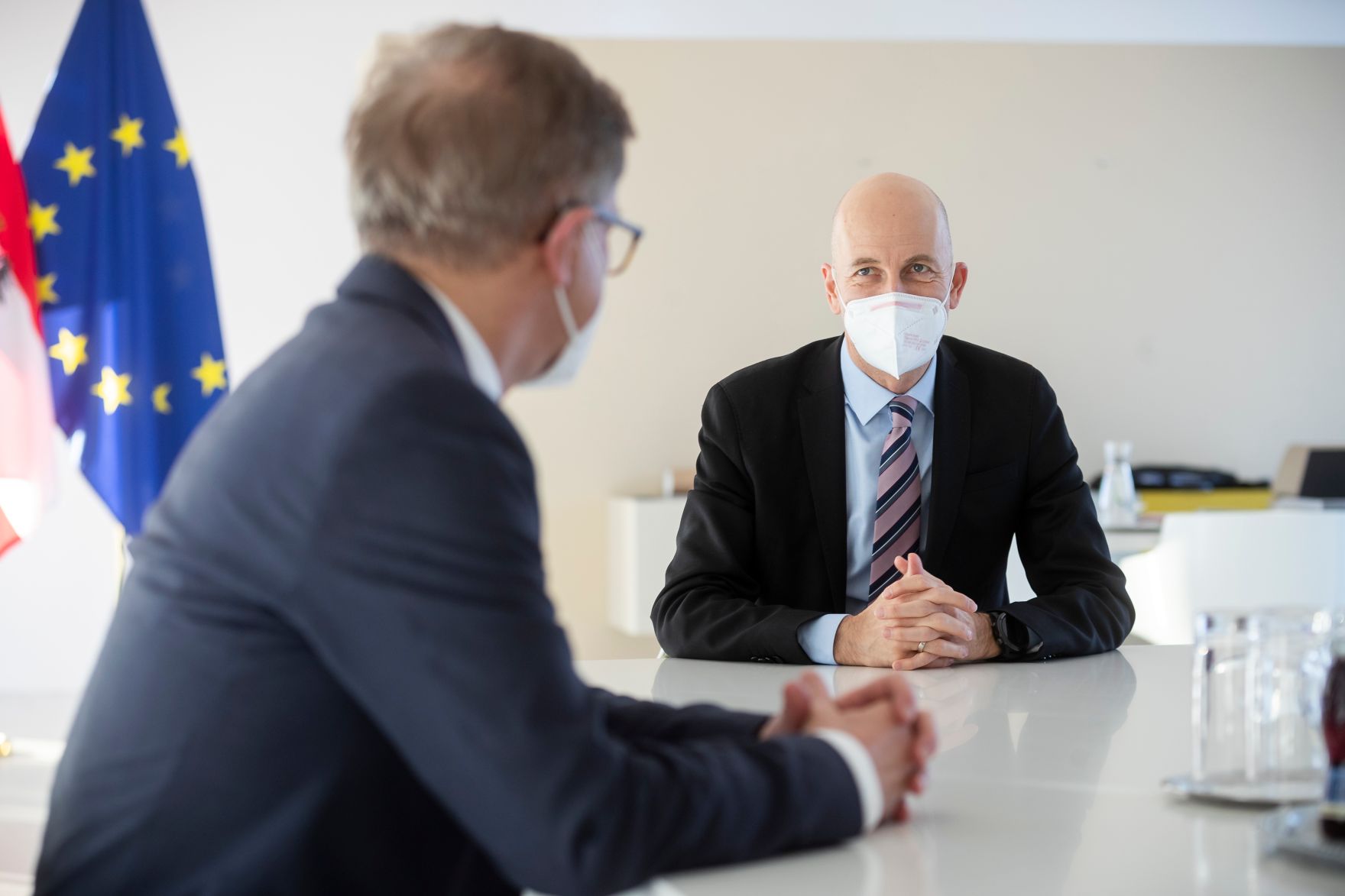Am 5. Februar 2021 empfing Bundesminister Martin Kocher (r.) Bundesminister Rudolf Anschober (l.) zu einem Arbeitsgespr&auml;ch.